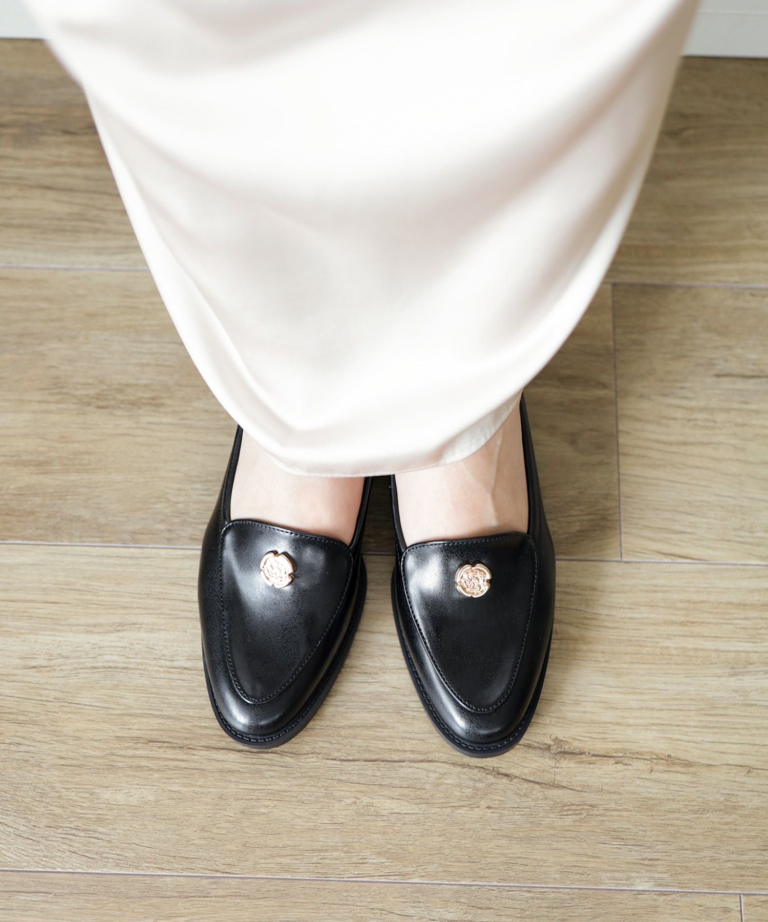 ボタンローファー