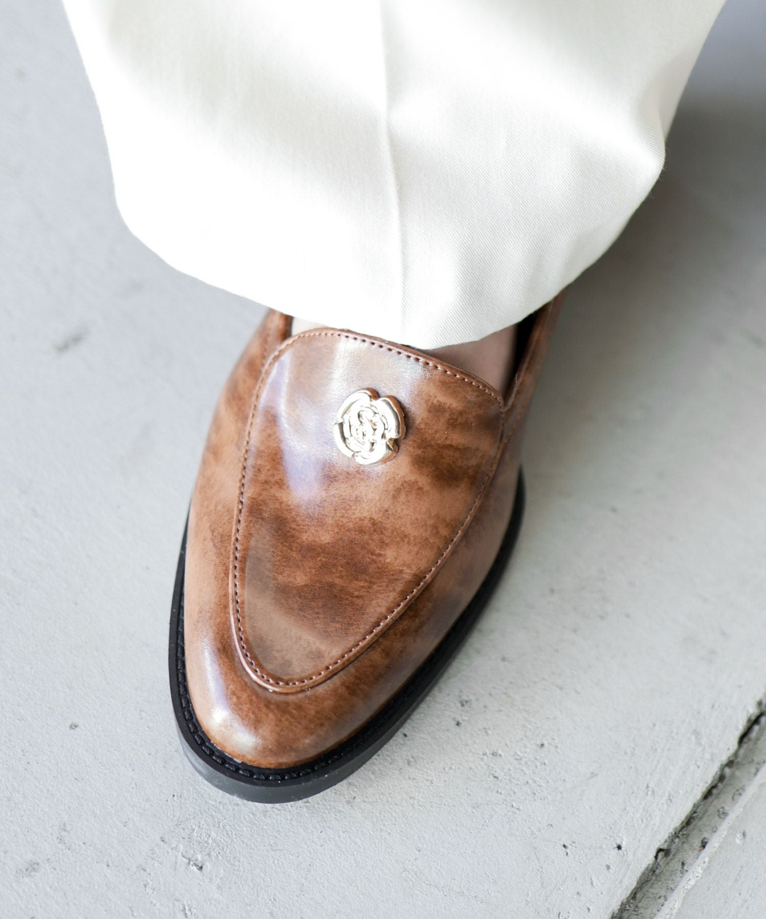 ボタンローファー