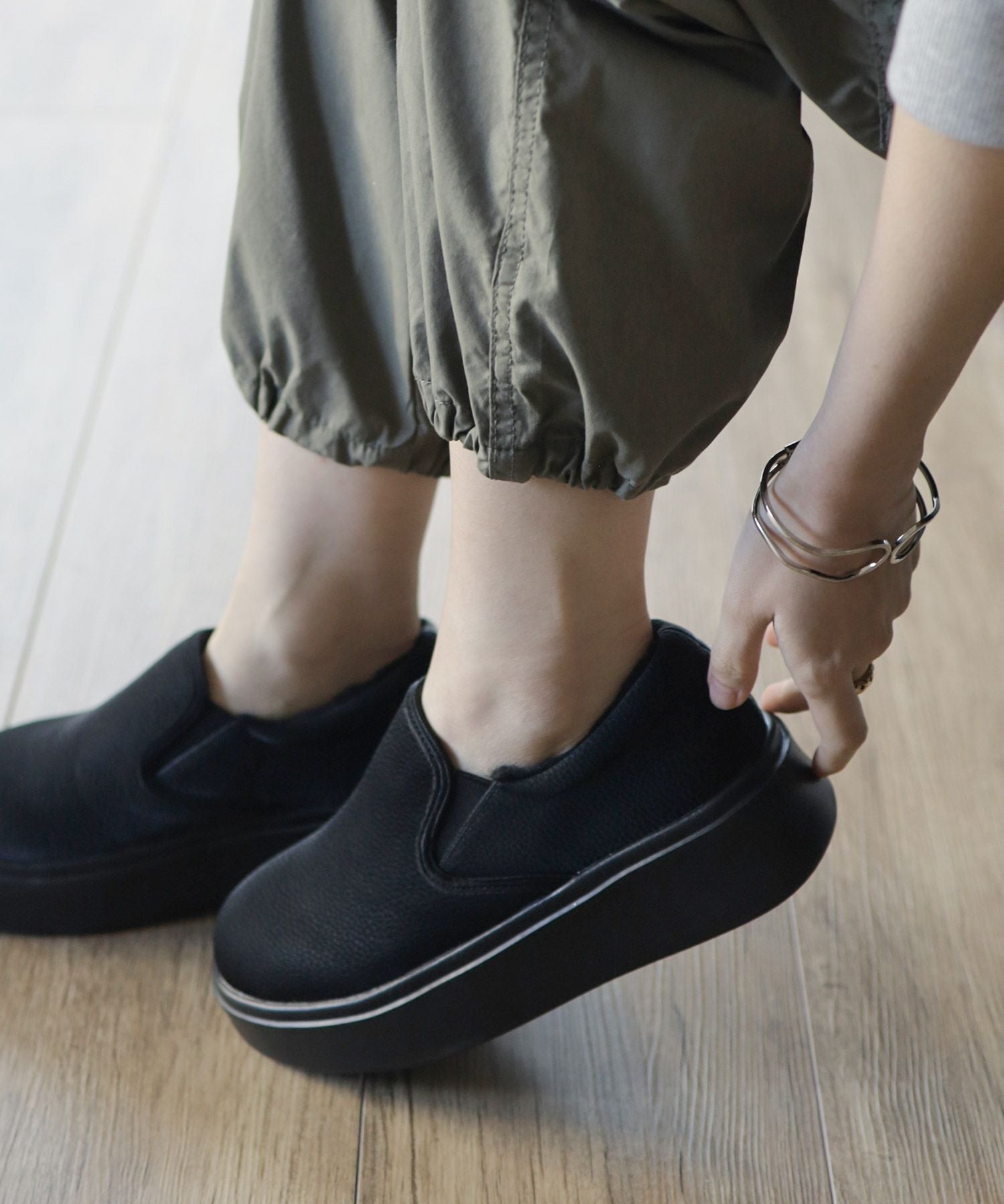 インナーボア軽量厚底スリッポンスニーカー▲返品不可