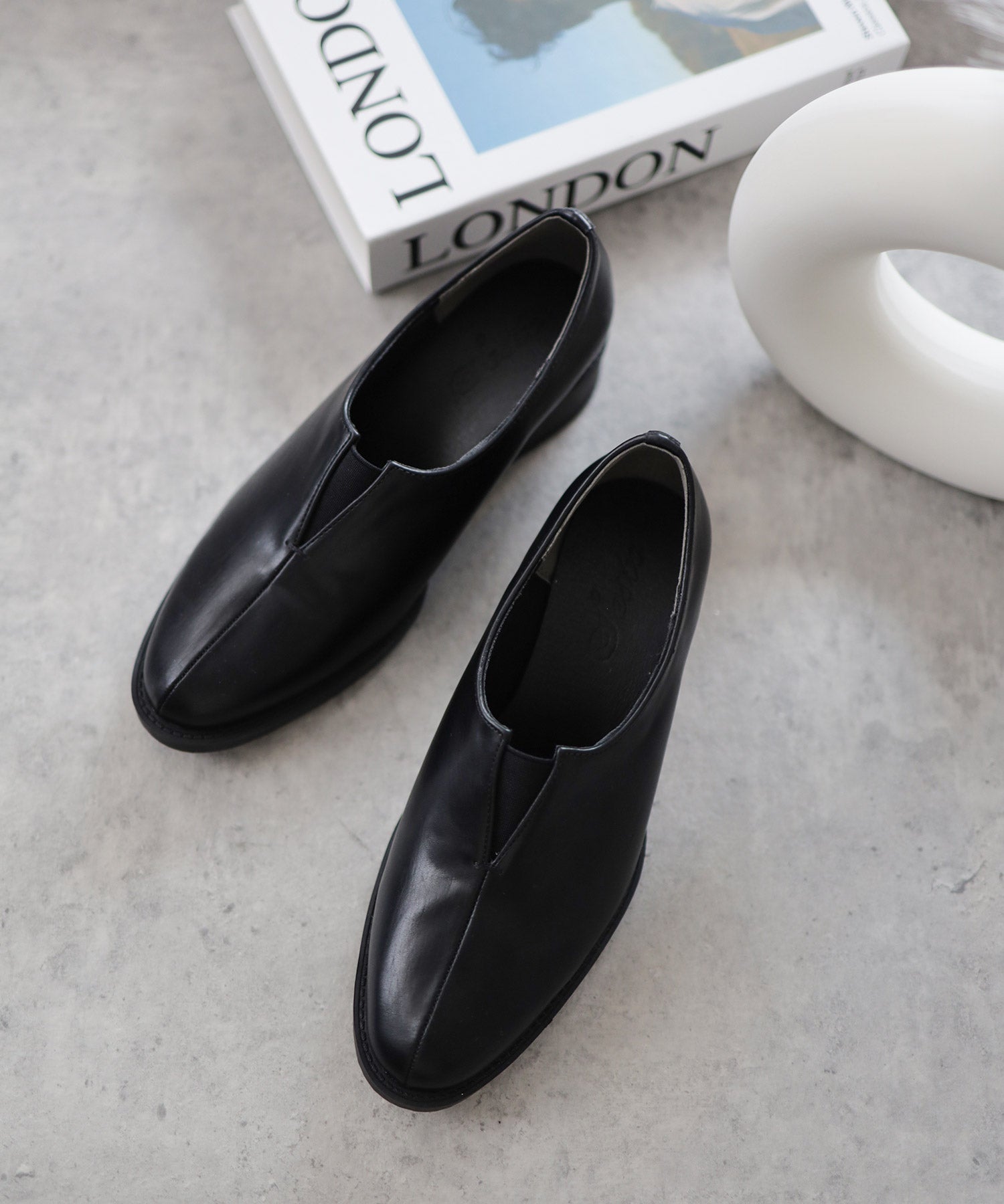 センターカットローファー