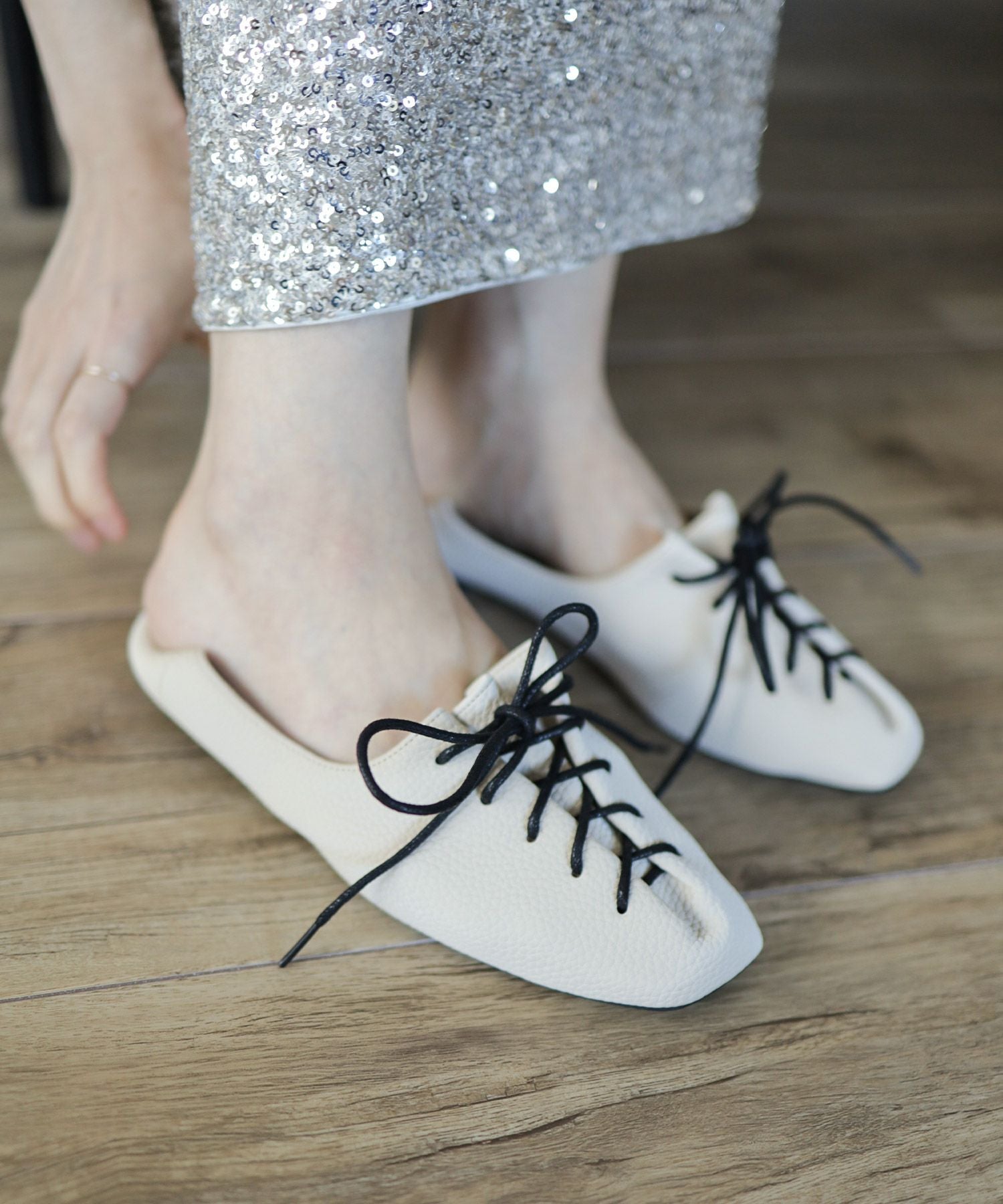 アシメトゥレースアップフラットパンプス▲返品不可