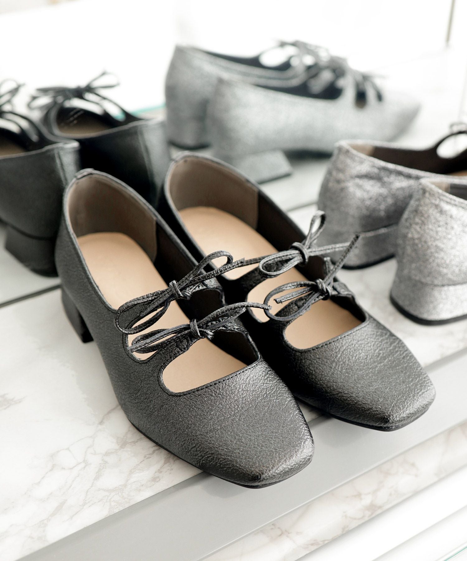 レースアップ風リボンゴムストラップメリージェーンパンプス