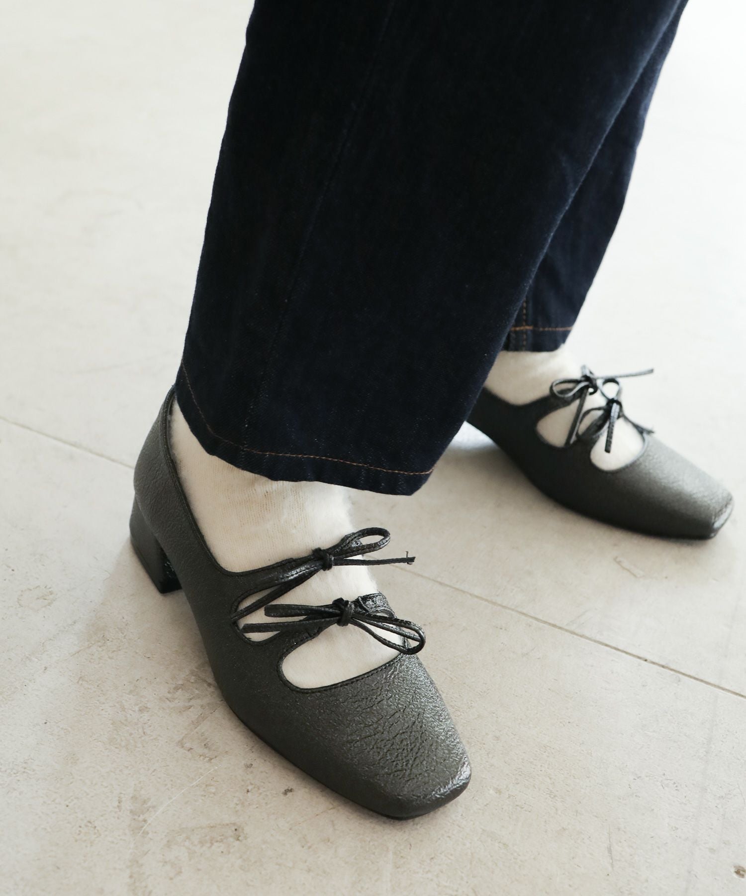 レースアップ風リボンゴムストラップメリージェーンパンプス