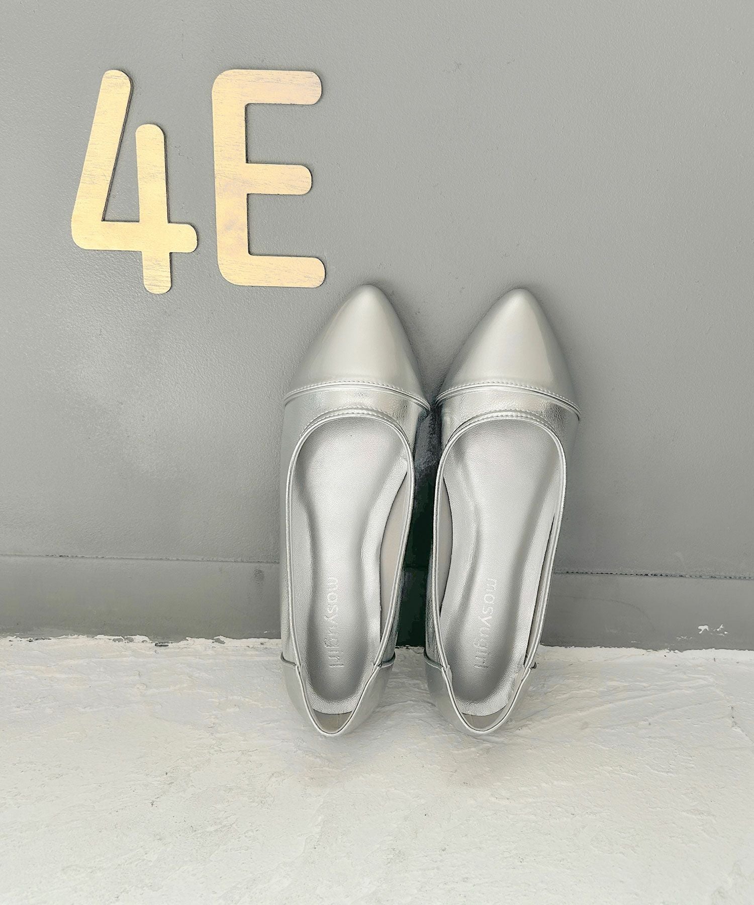 【4E幅広・大きいサイズ】切り替えデザインのローヒールパンプス ▲返品不可