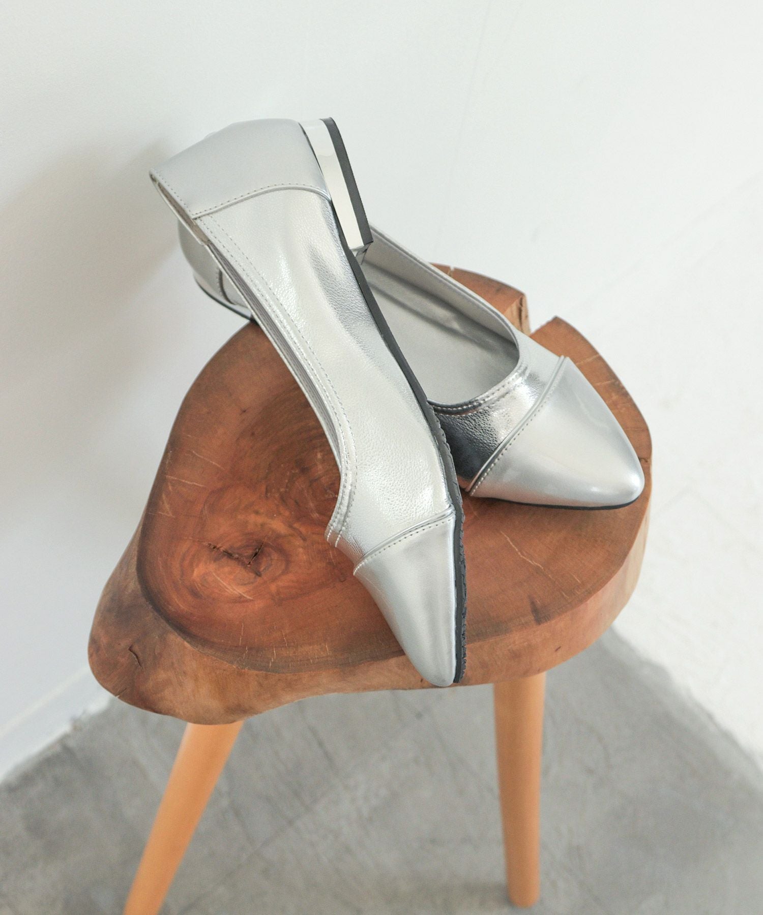 【4E幅広・大きいサイズ】切り替えデザインのローヒールパンプス ▲返品不可