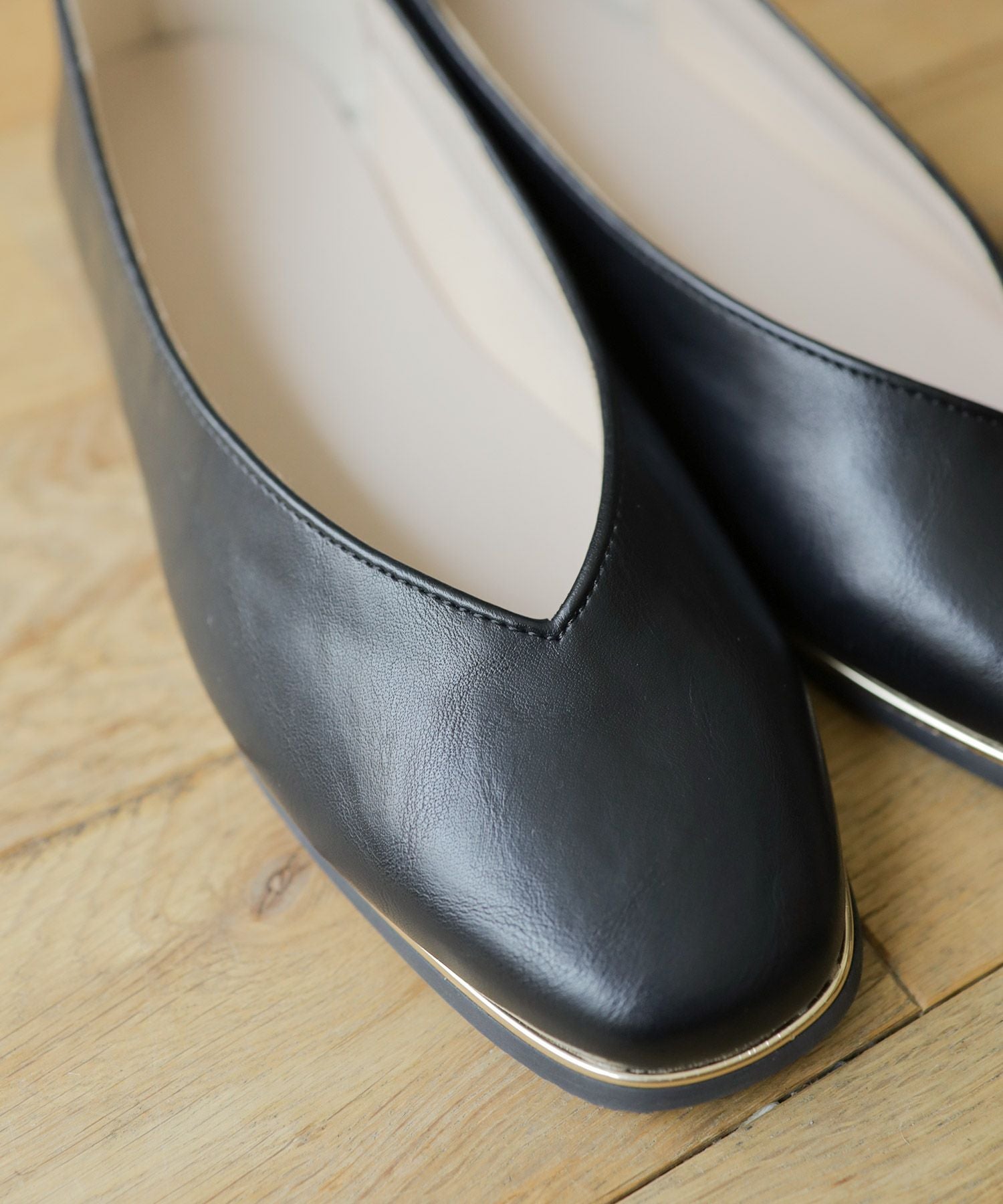 ゴールドピーススクエアトゥフラットパンプス