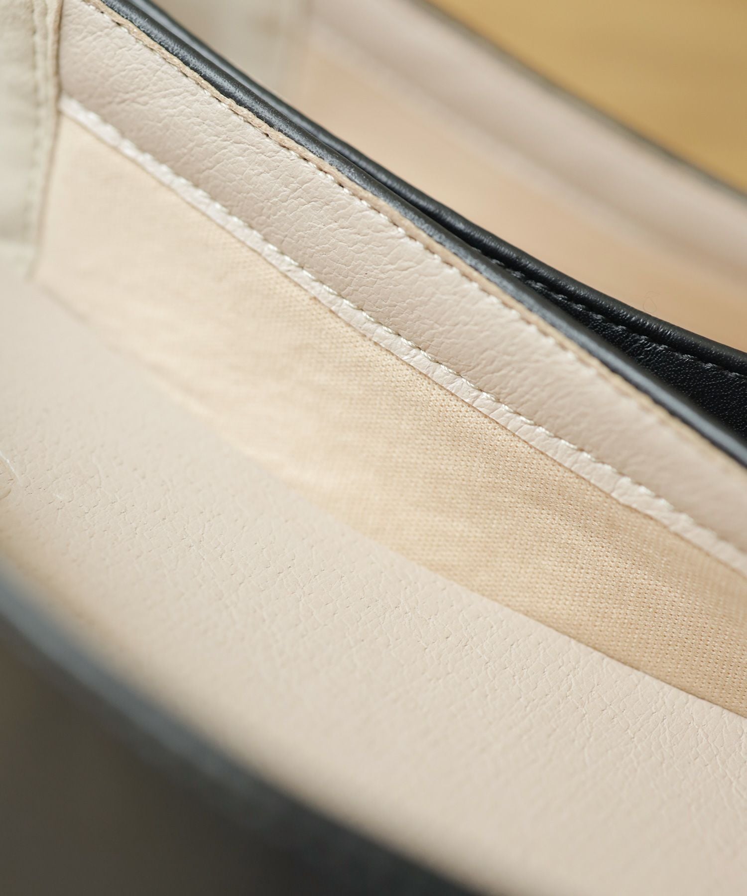 ゴールドピーススクエアトゥフラットパンプス