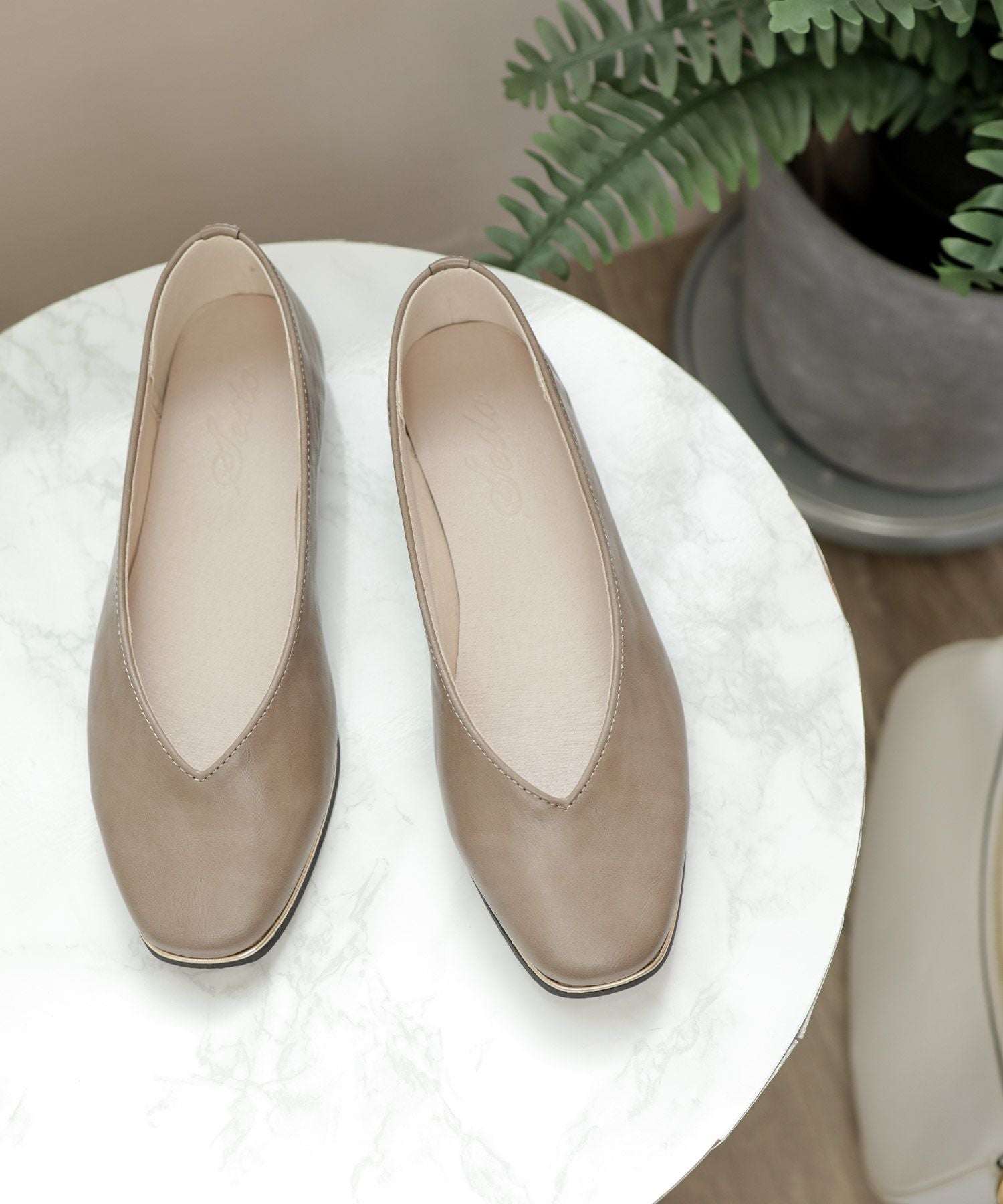 ゴールドピーススクエアトゥフラットパンプス