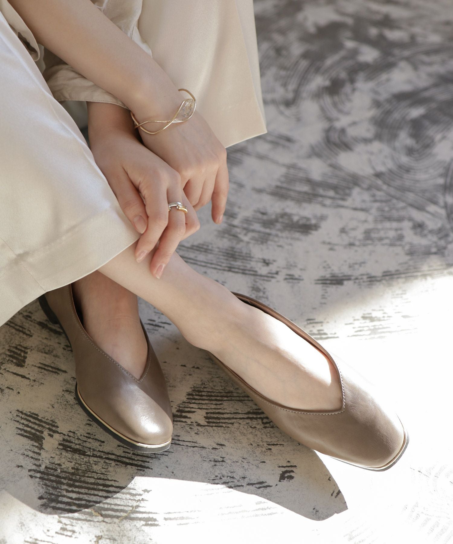 ゴールドピーススクエアトゥフラットパンプス