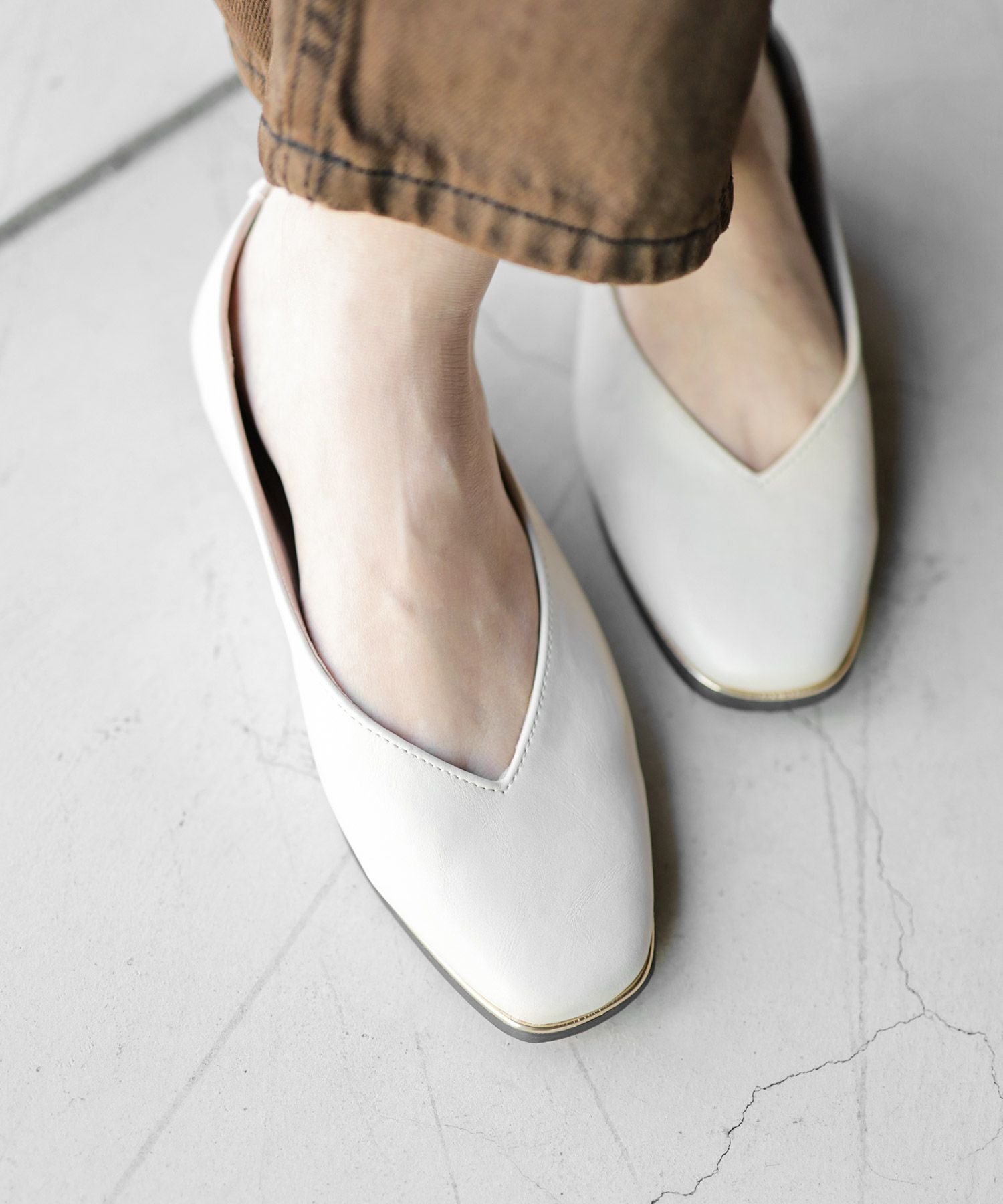 ゴールドピーススクエアトゥフラットパンプス