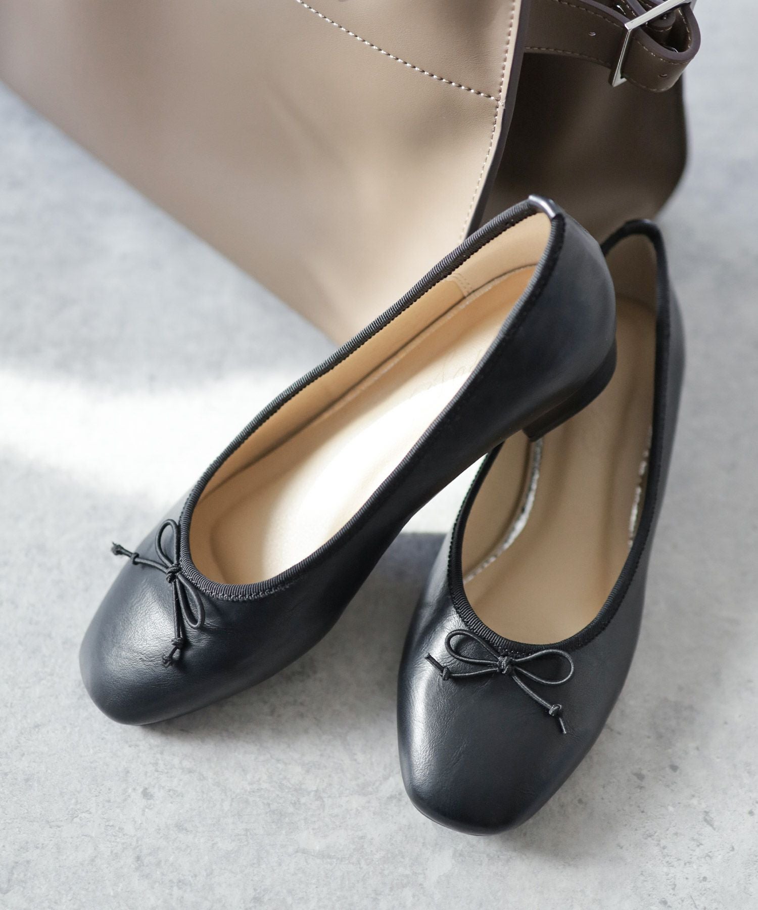 かかとがパカパカしにくい!ローヒールスクエアトゥパンプス