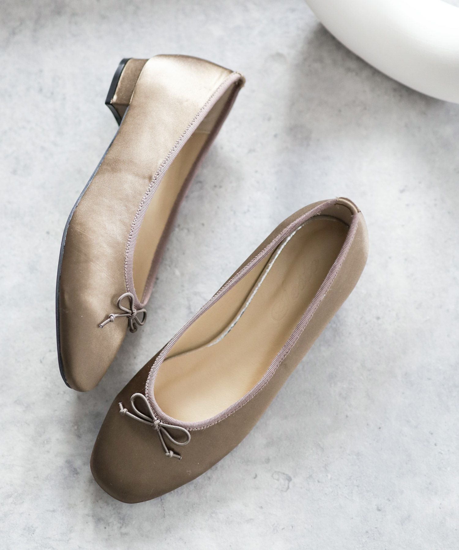 かかとがパカパカしにくい!ローヒールスクエアトゥパンプス