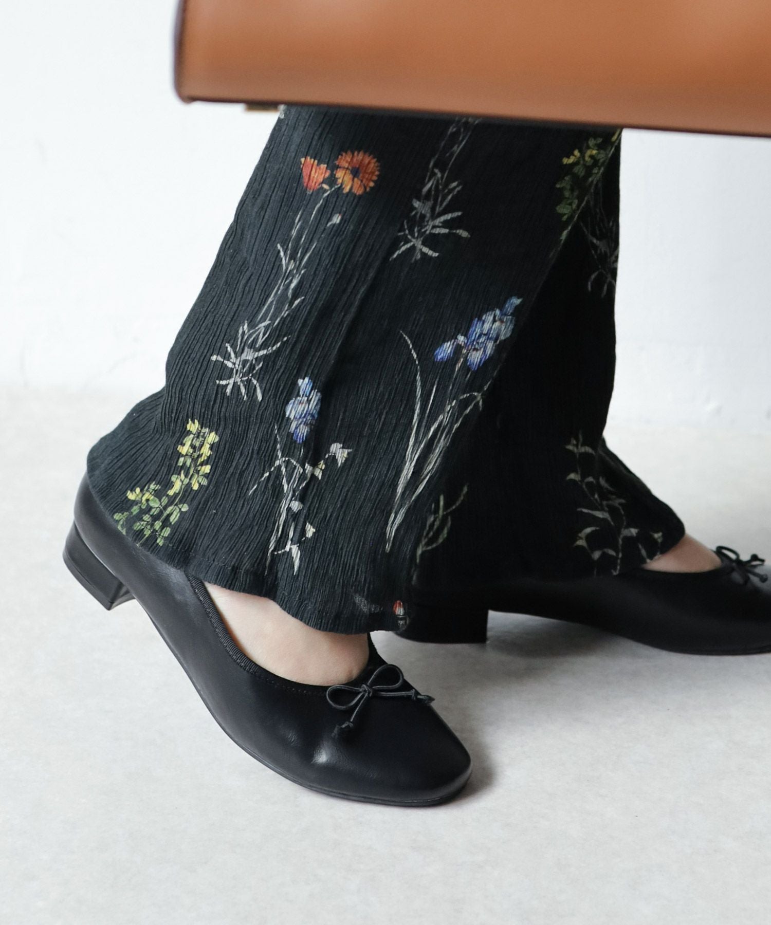 かかとがパカパカしにくい!ローヒールスクエアトゥパンプス