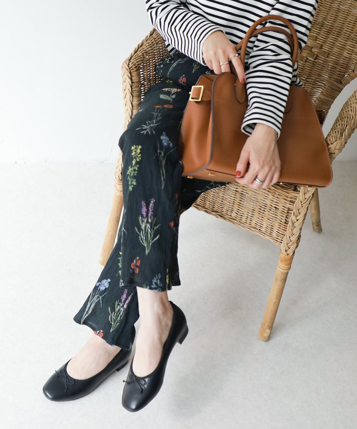 かかとがパカパカしにくい！ローヒールスクエアトゥパンプス