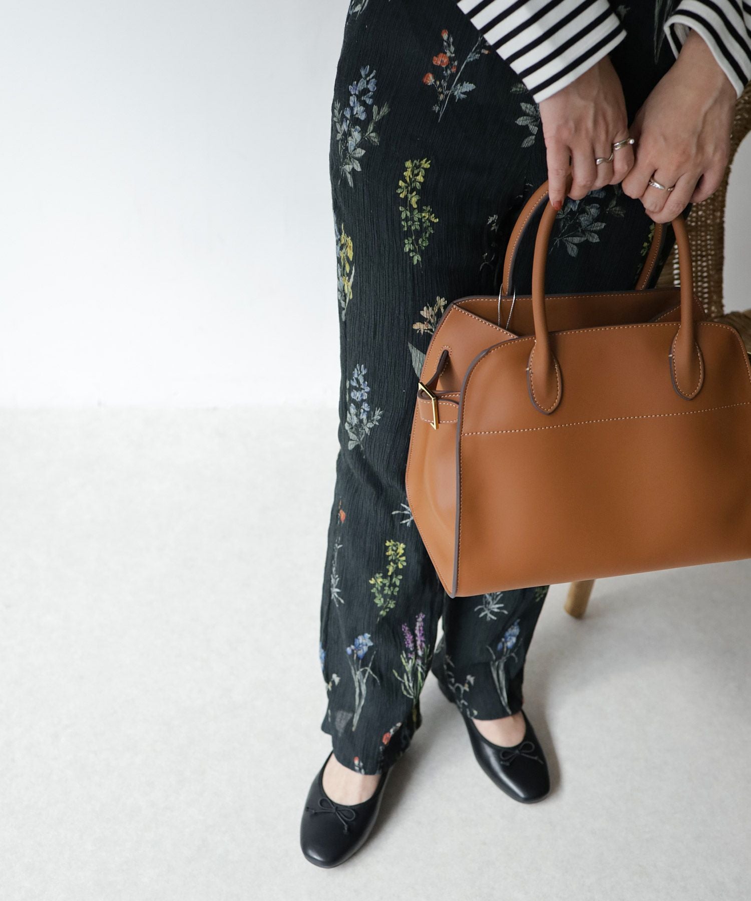 かかとがパカパカしにくい！ローヒールスクエアトゥパンプス