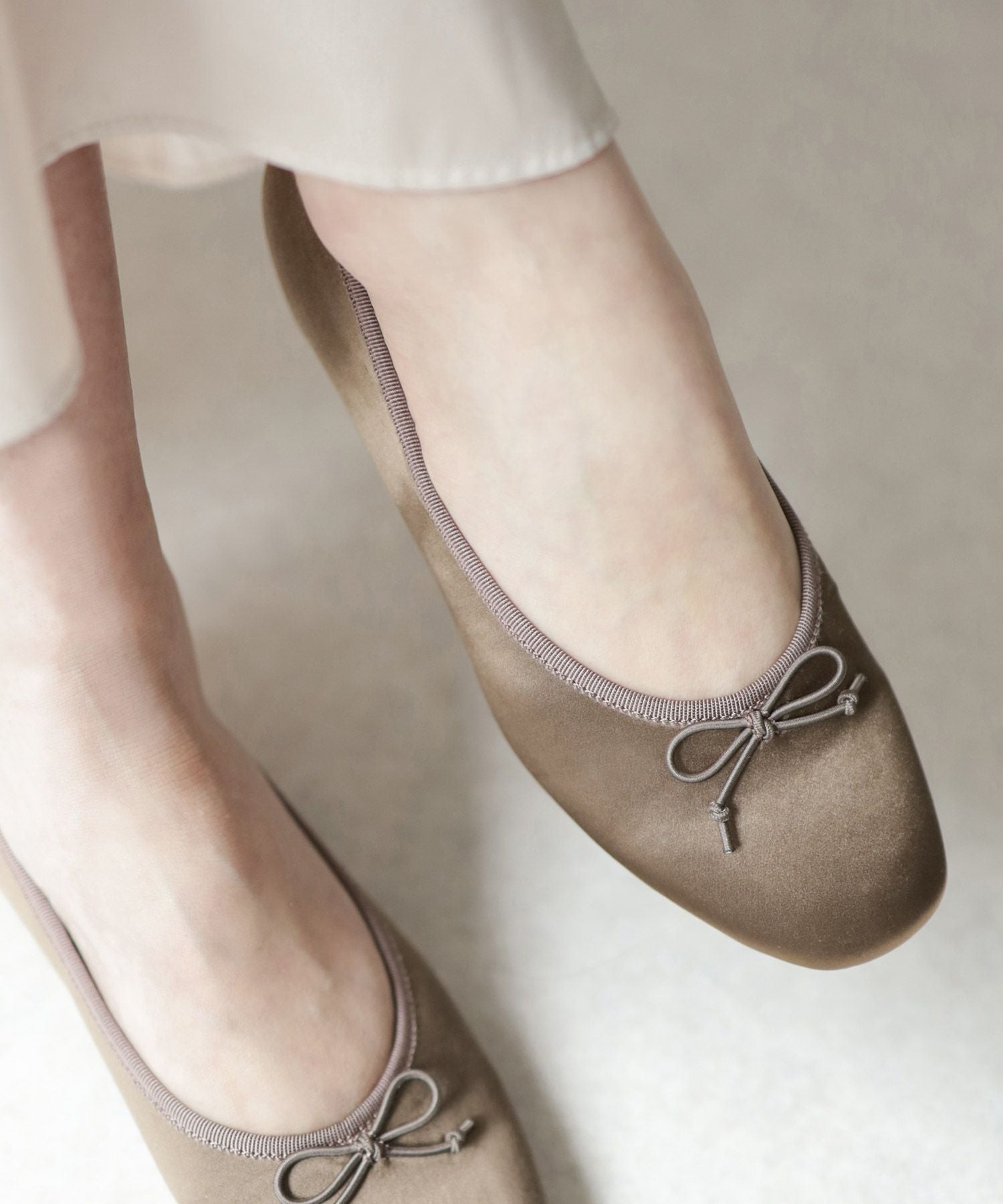 かかとがパカパカしにくい!ローヒールスクエアトゥパンプス