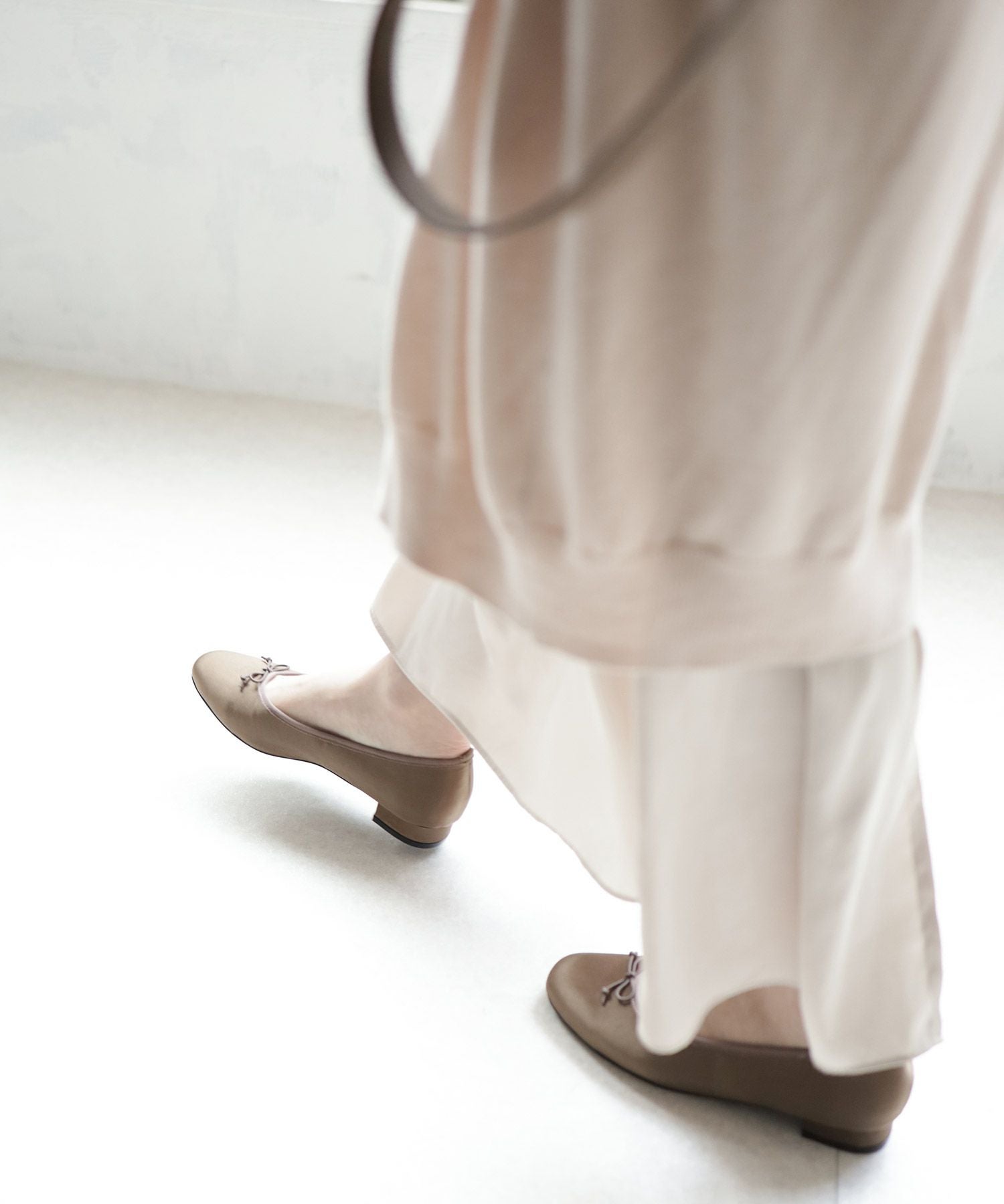 かかとがパカパカしにくい!ローヒールスクエアトゥパンプス