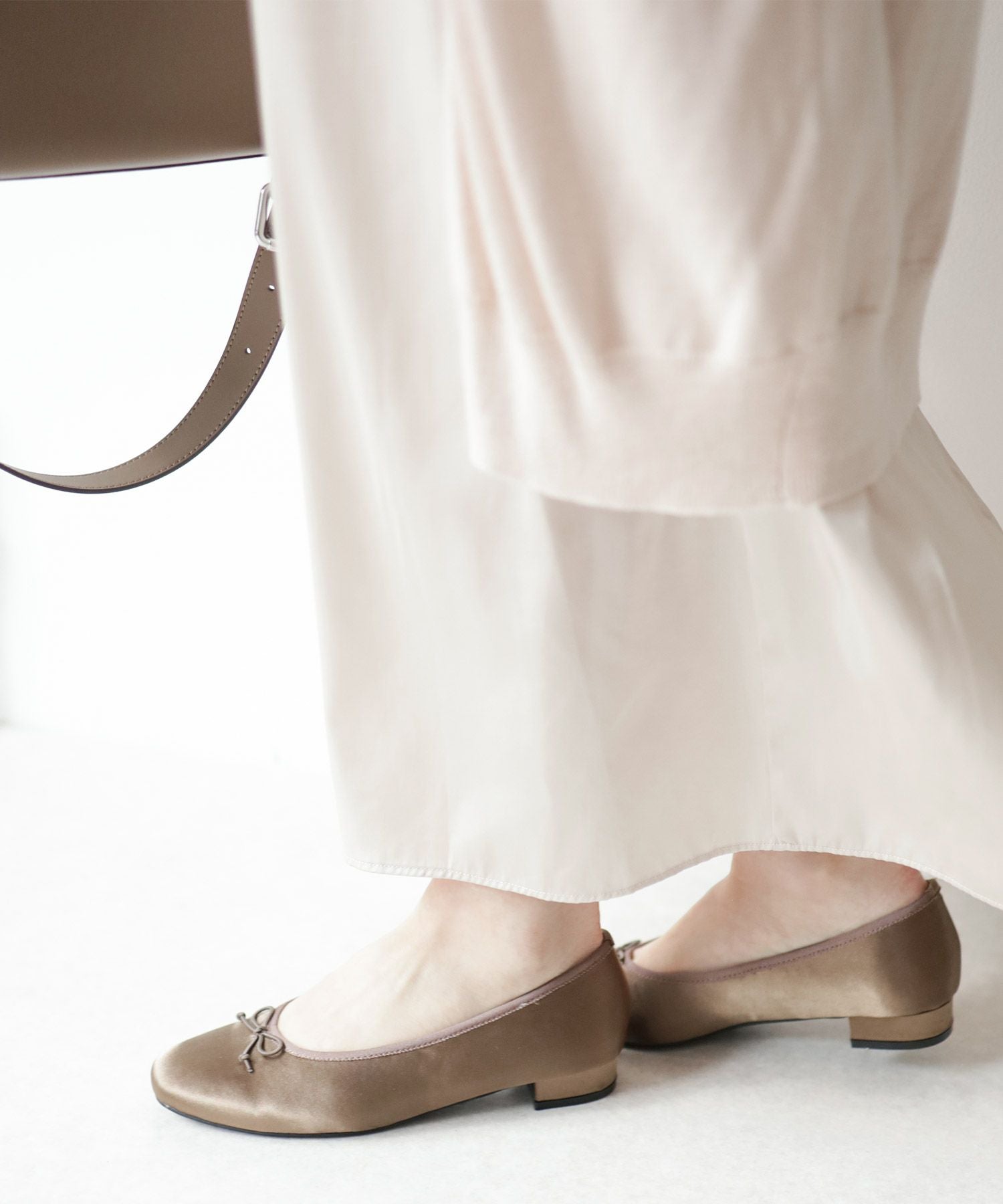 かかとがパカパカしにくい!ローヒールスクエアトゥパンプス