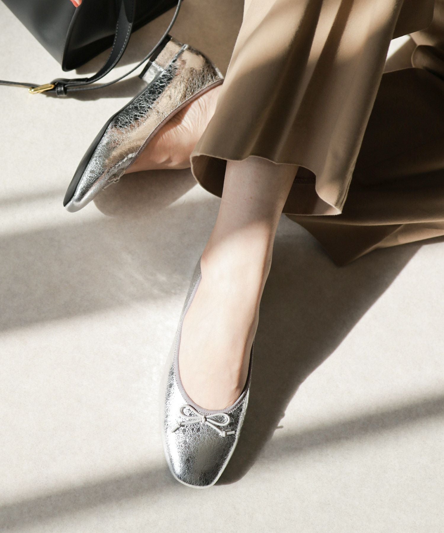 かかとがパカパカしにくい!ローヒールスクエアトゥパンプス