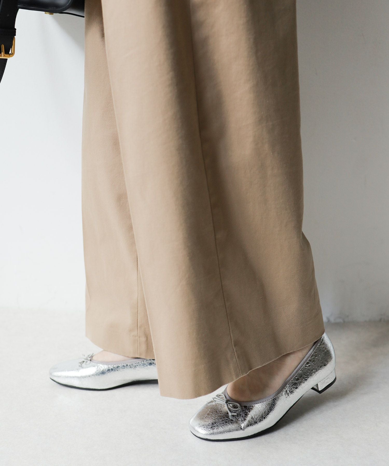 かかとがパカパカしにくい！ローヒールスクエアトゥパンプス