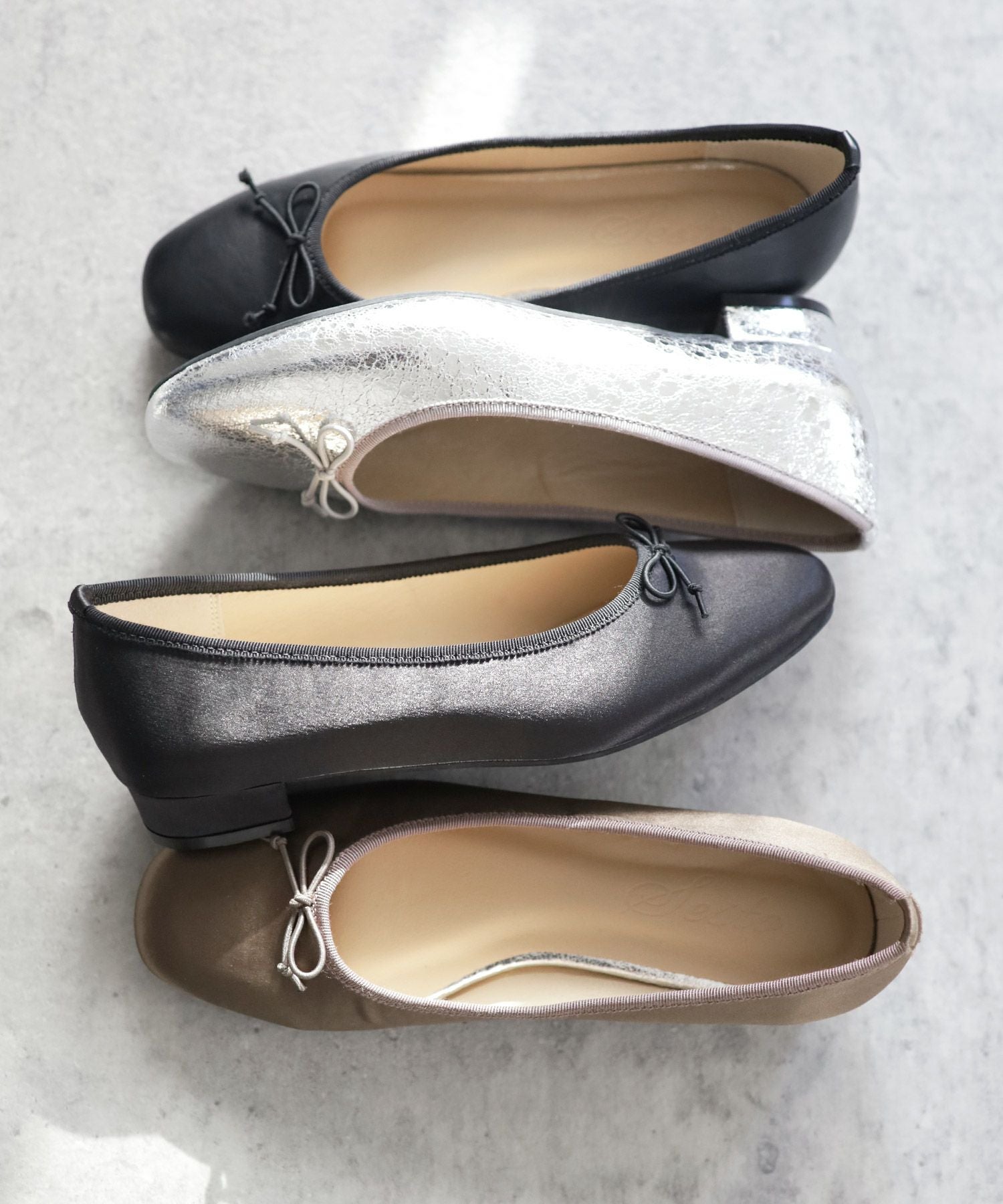 かかとがパカパカしにくい！ローヒールスクエアトゥパンプス