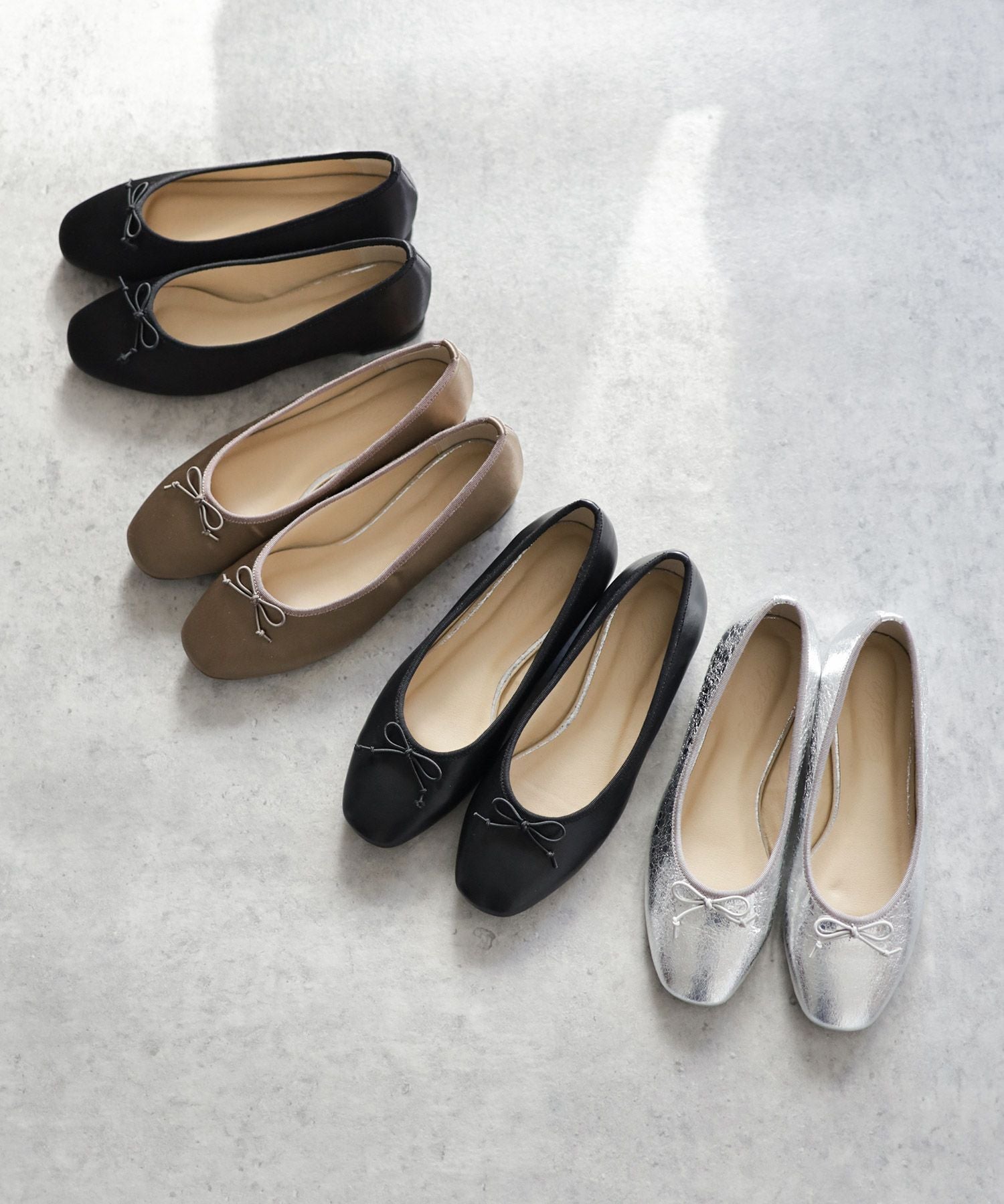 かかとがパカパカしにくい！ローヒールスクエアトゥパンプス