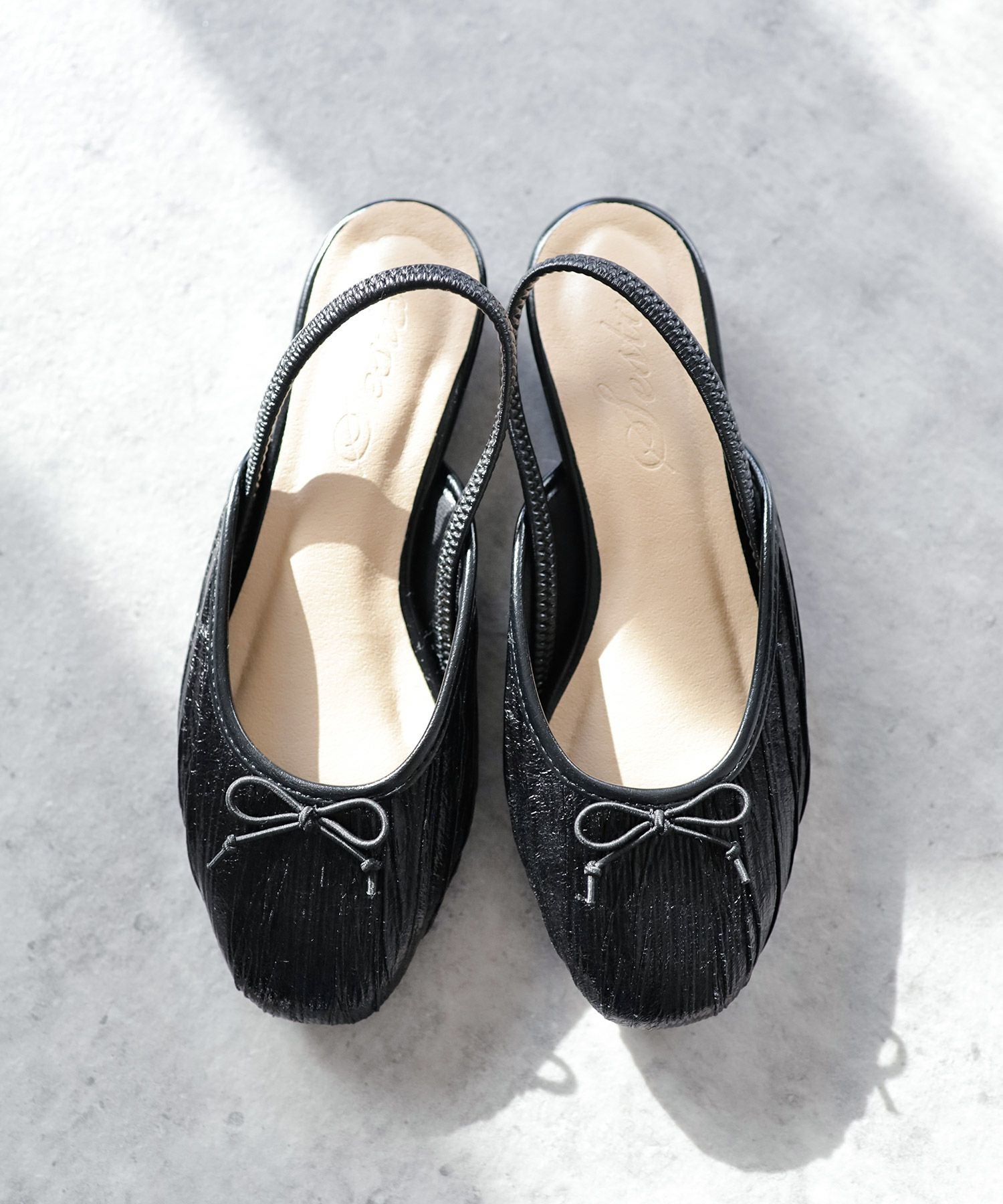 かかとゴムのスリングバックパンプス