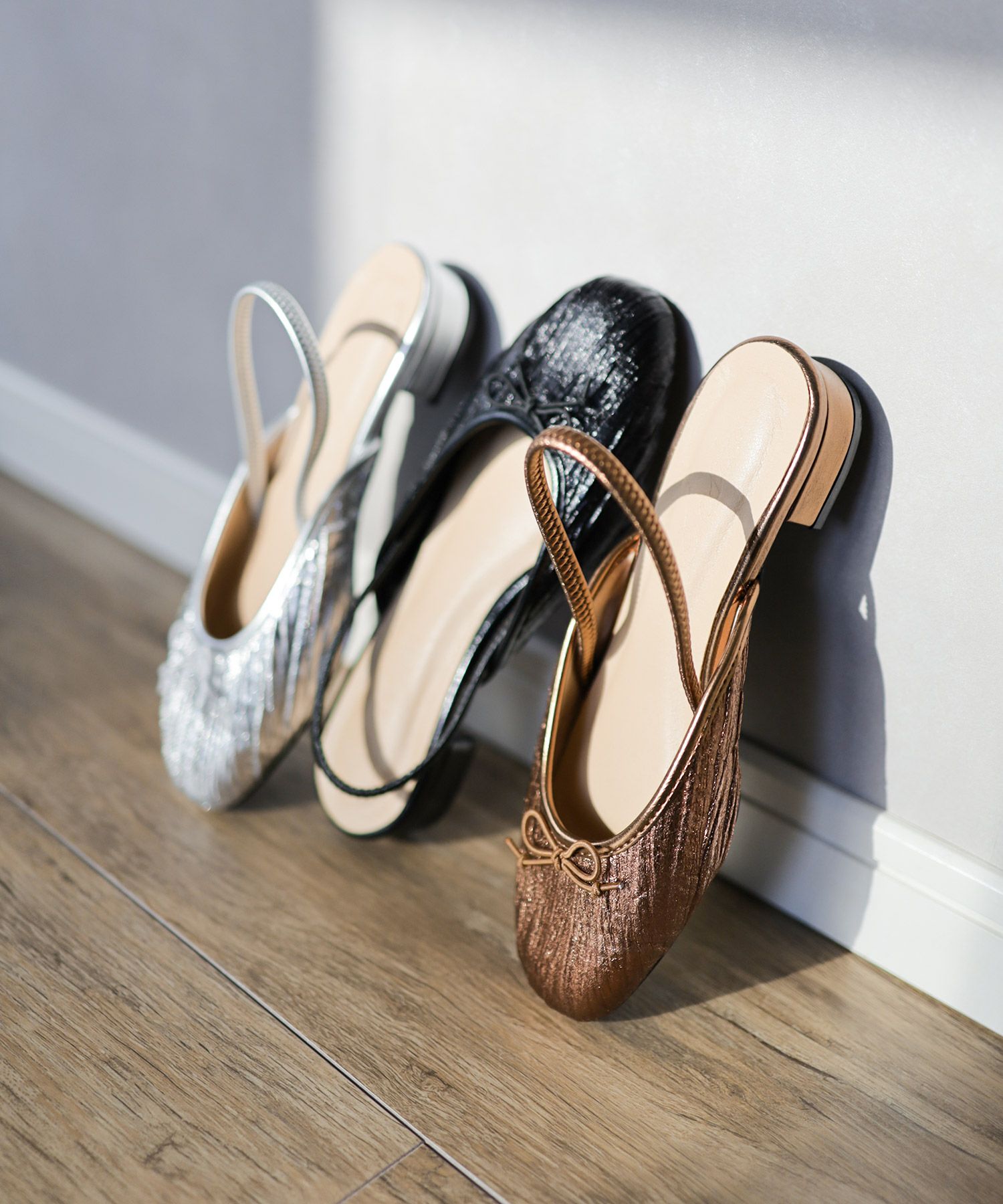 かかとゴムのスリングバックパンプス