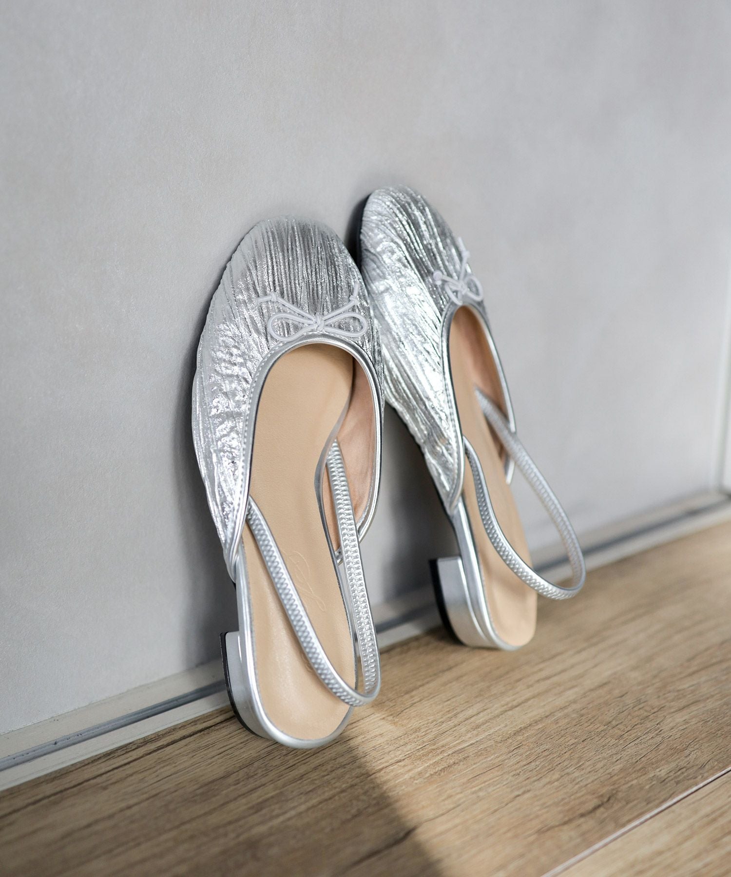 かかとゴムのスリングバックパンプス