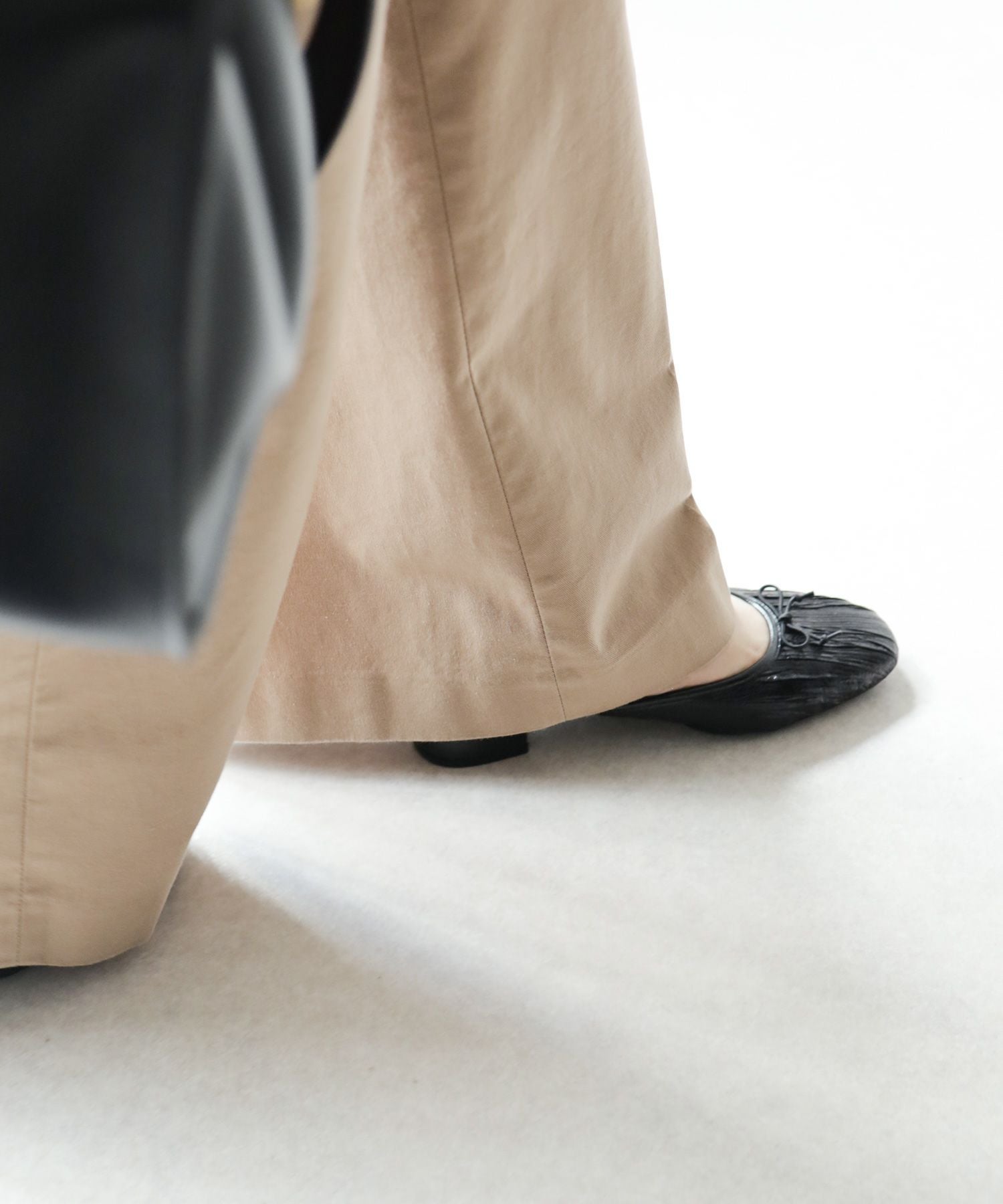 かかとゴムのスリングバックパンプス