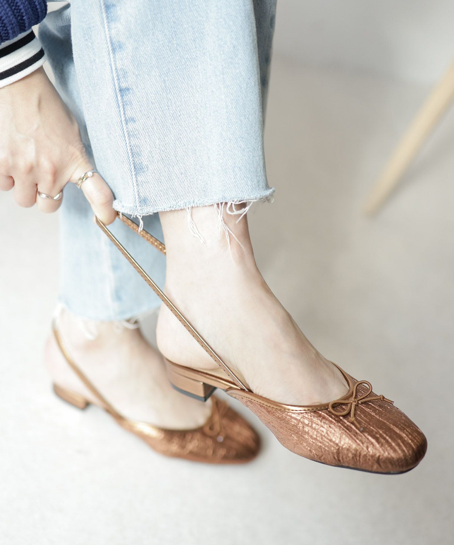 かかとゴムのスリングバックパンプス