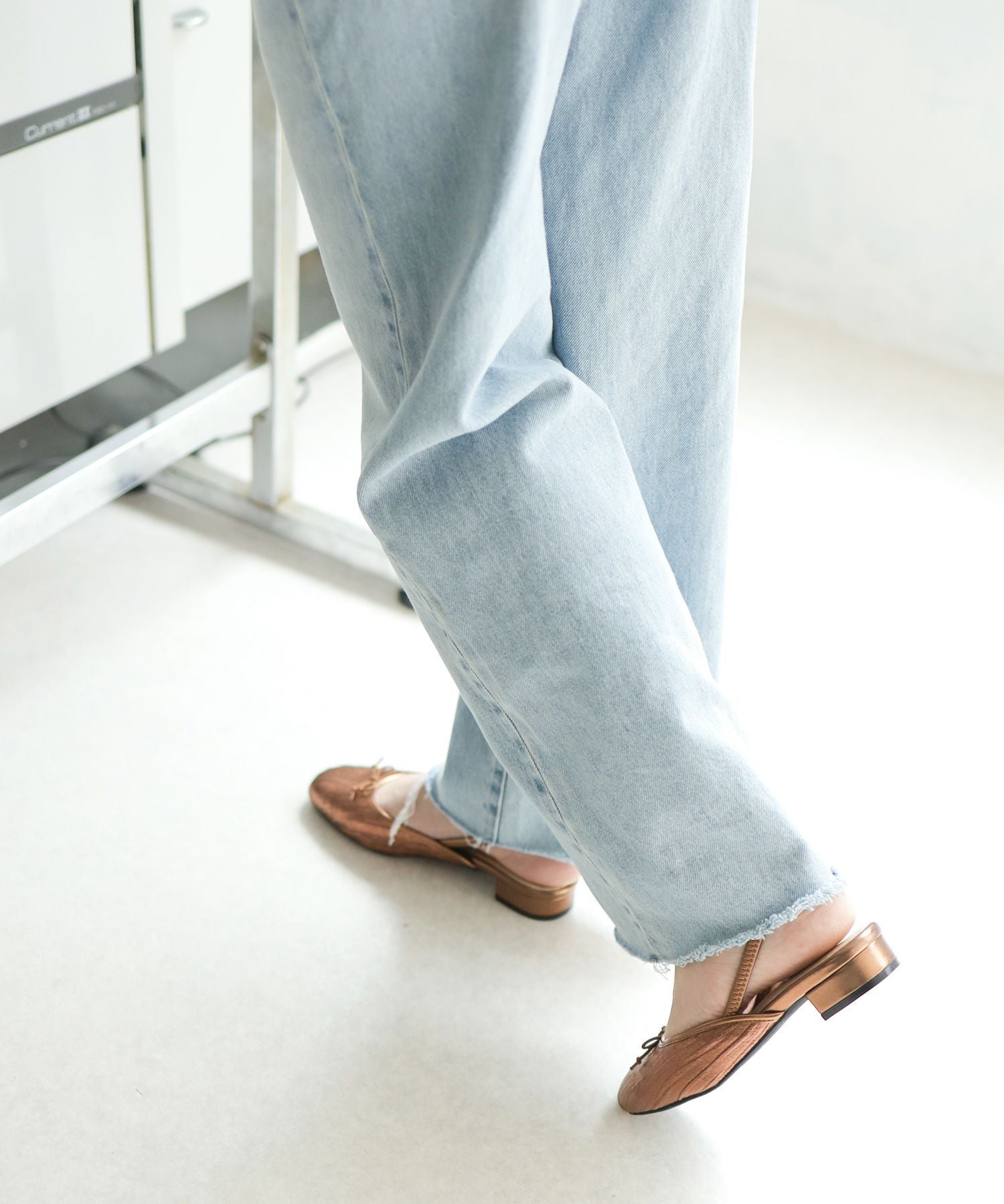 かかとゴムのスリングバックパンプス