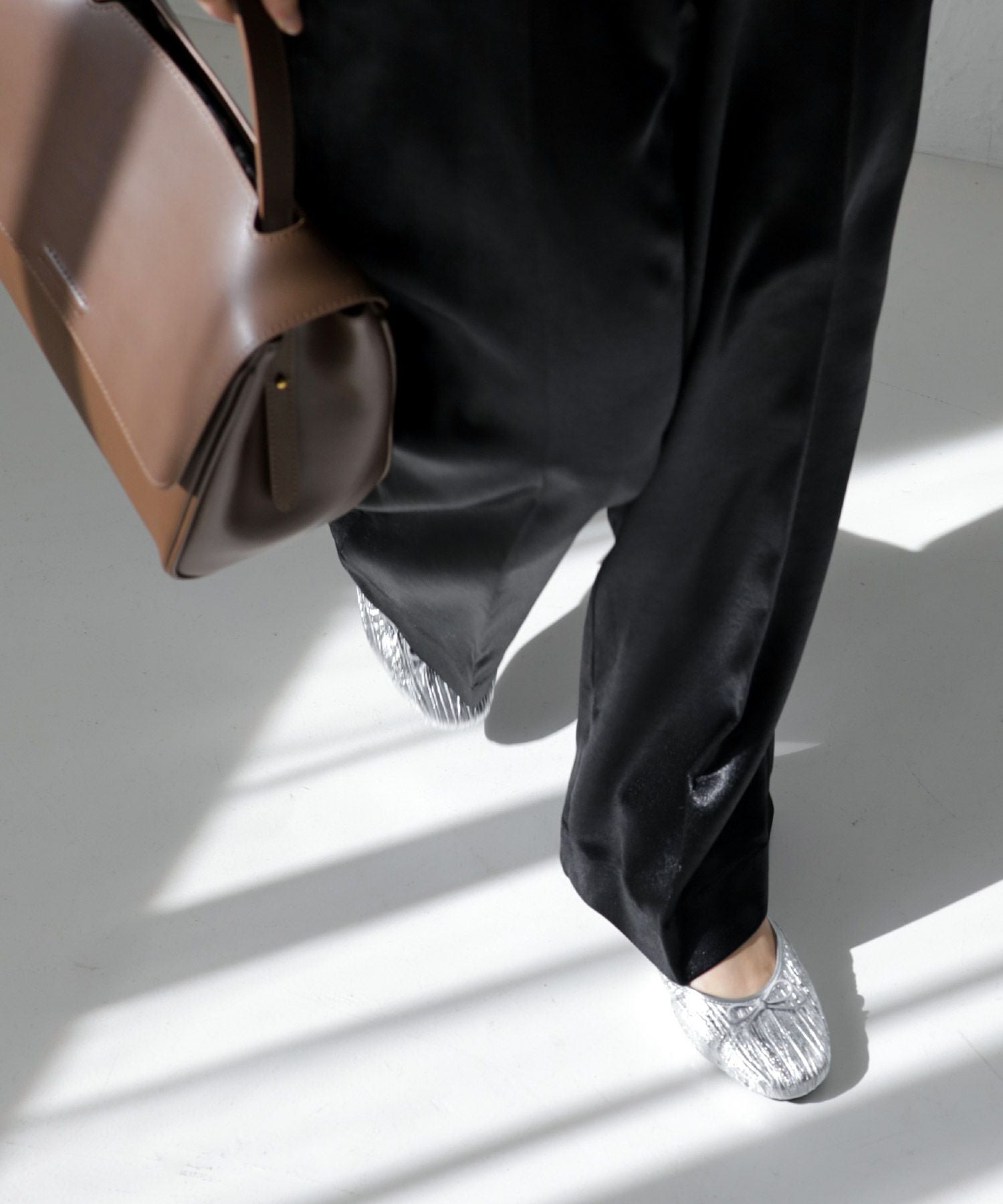 かかとゴムのスリングバックパンプス