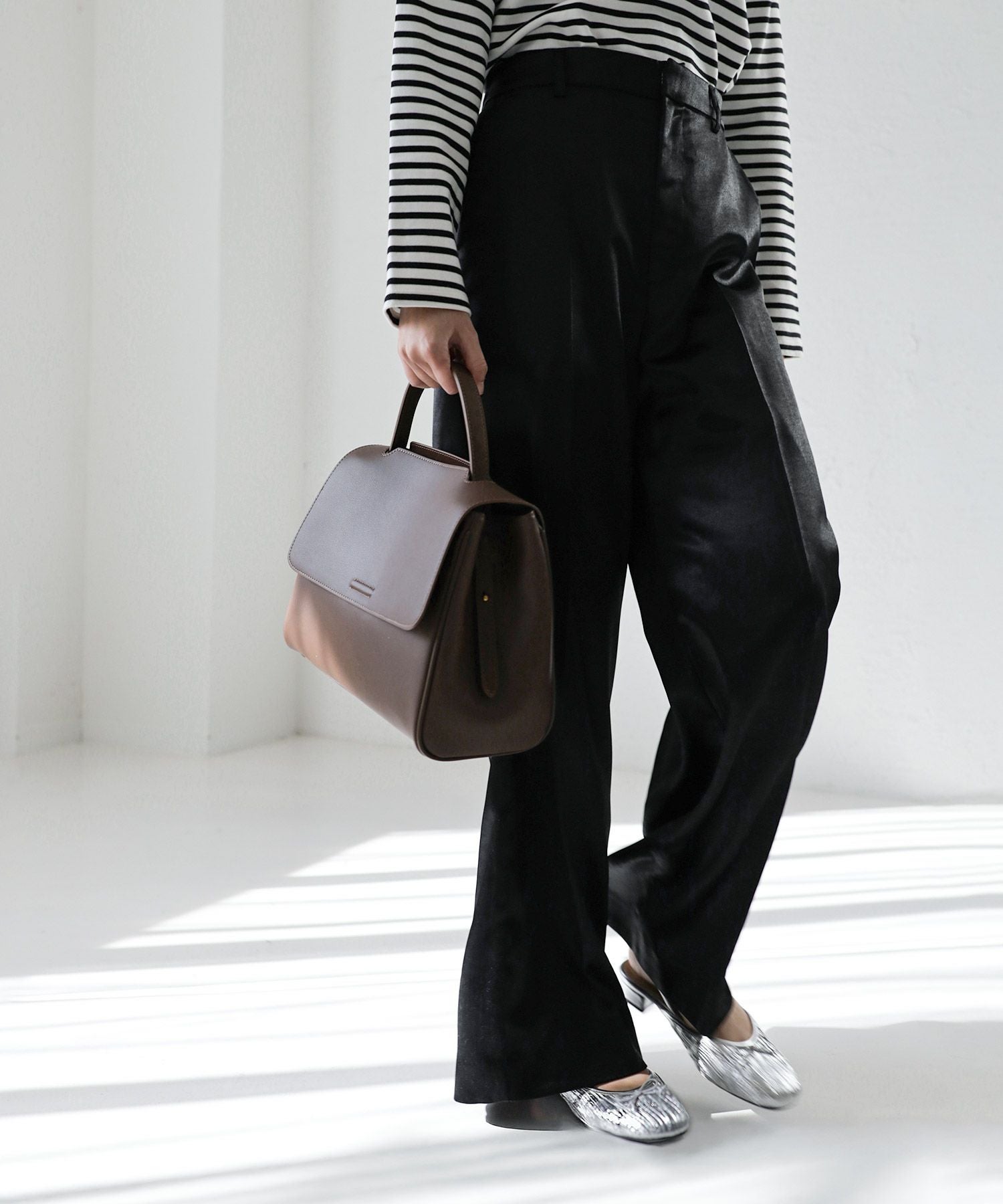 かかとゴムのスリングバックパンプス