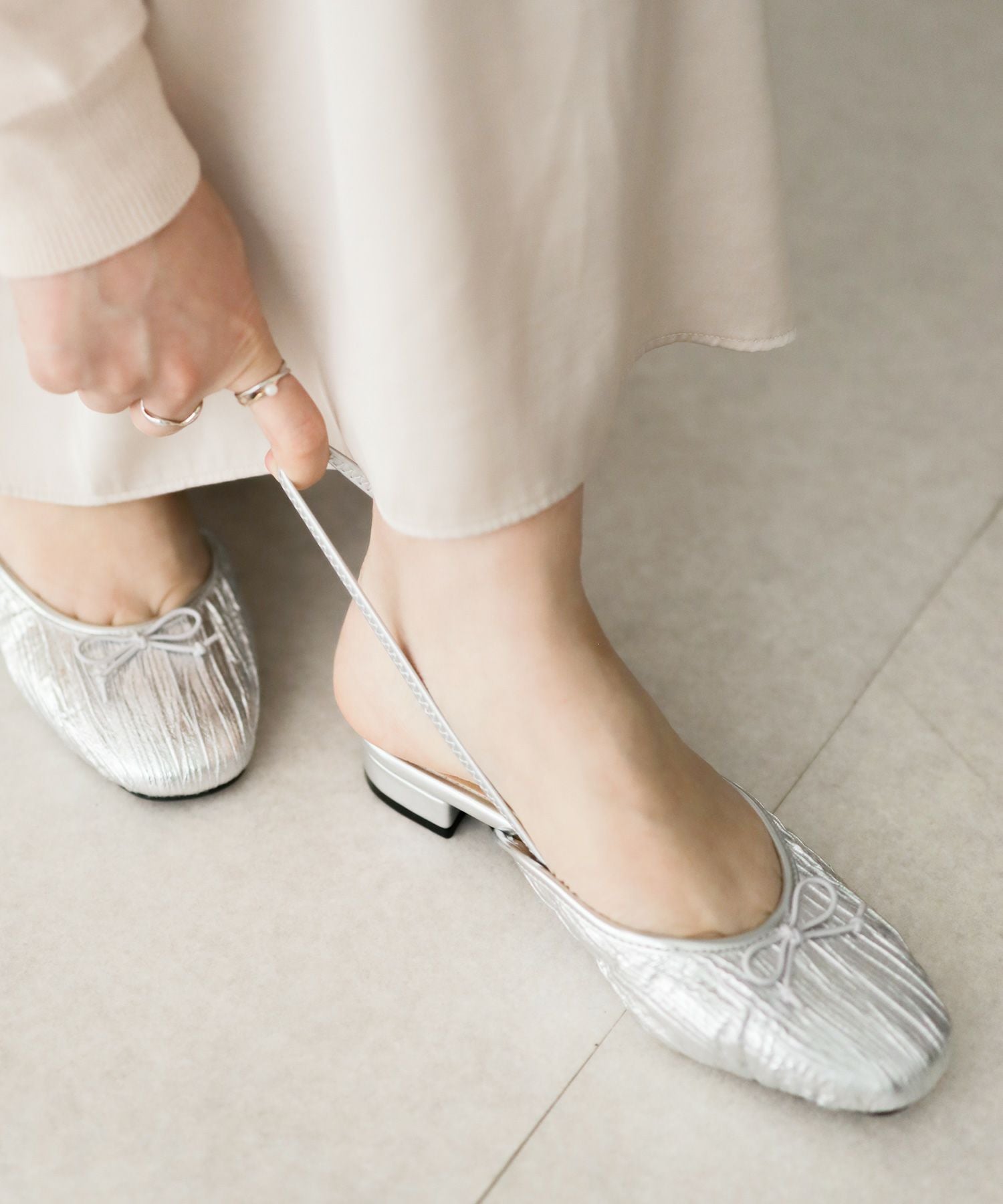 かかとゴムのスリングバックパンプス