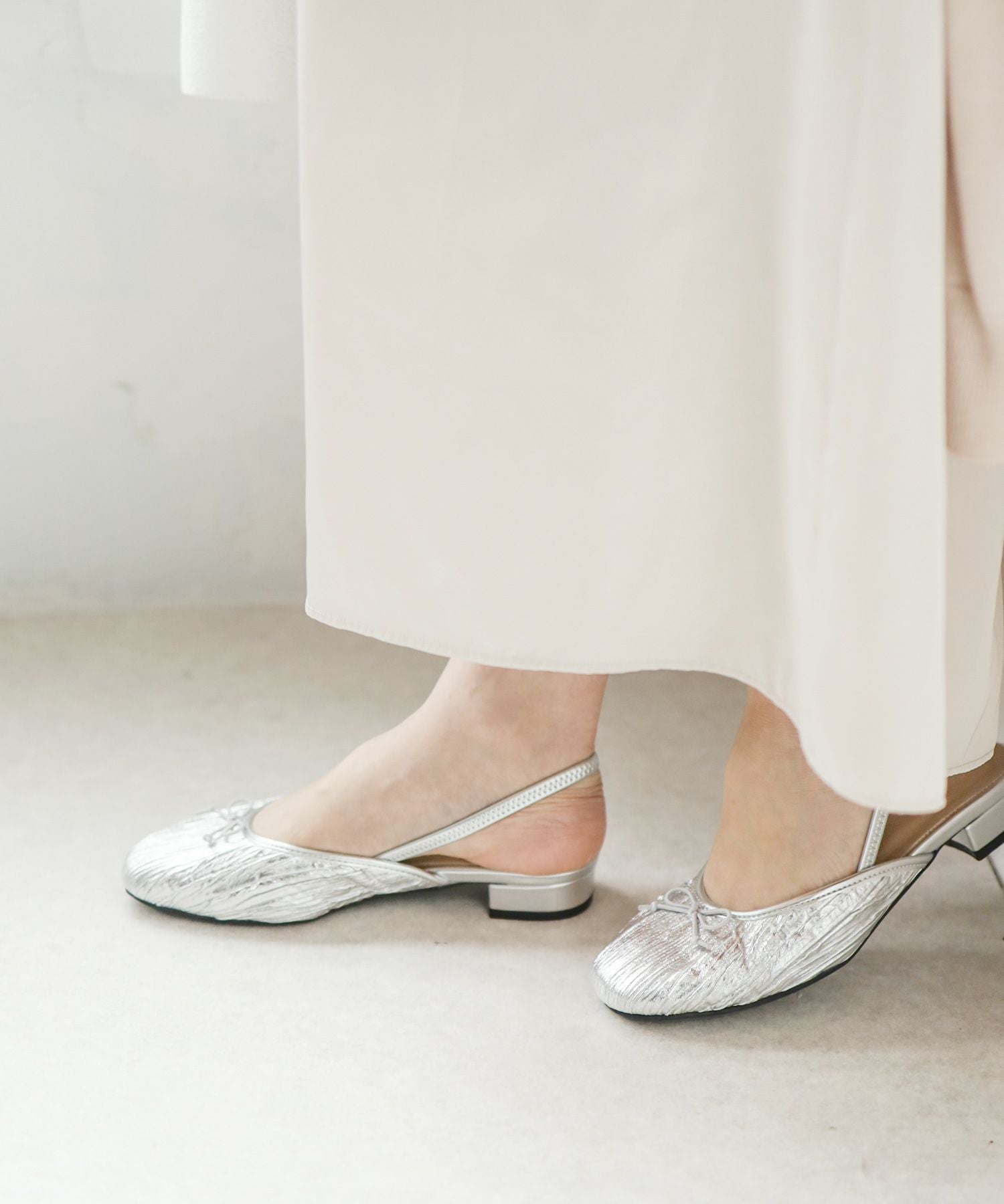 かかとゴムのスリングバックパンプス