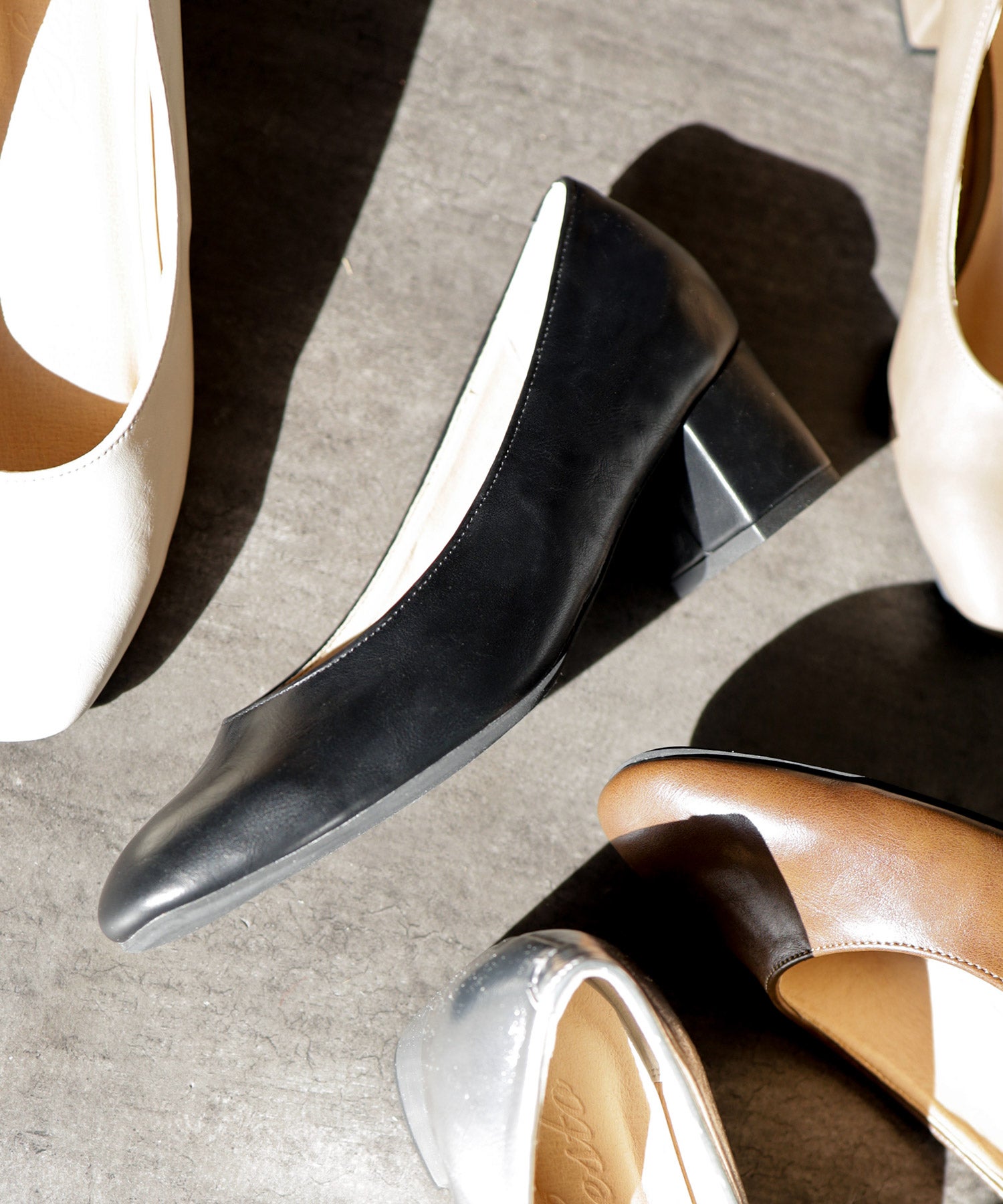 かかとがパカパカしにくい!スクエアトゥチャンキーヒールパンプス