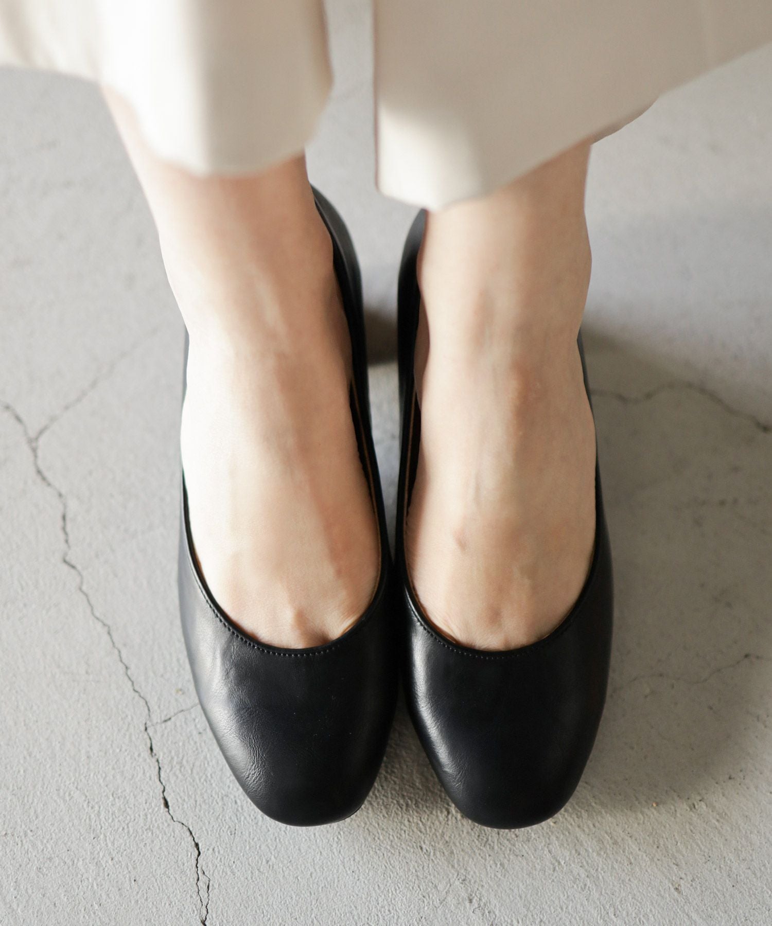 かかとがパカパカしにくい！スクエアトゥチャンキーヒールパンプス