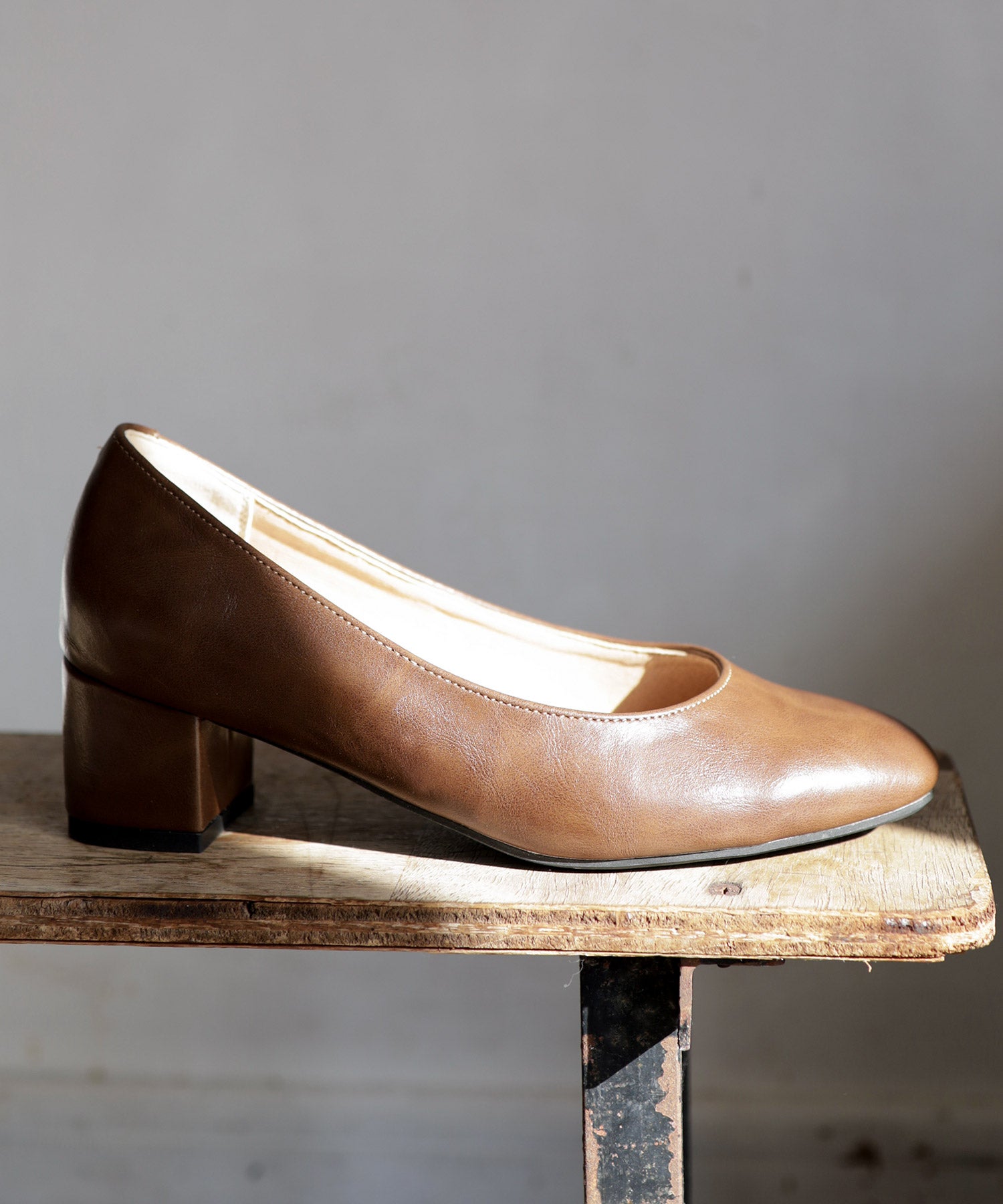 かかとがパカパカしにくい!スクエアトゥチャンキーヒールパンプス