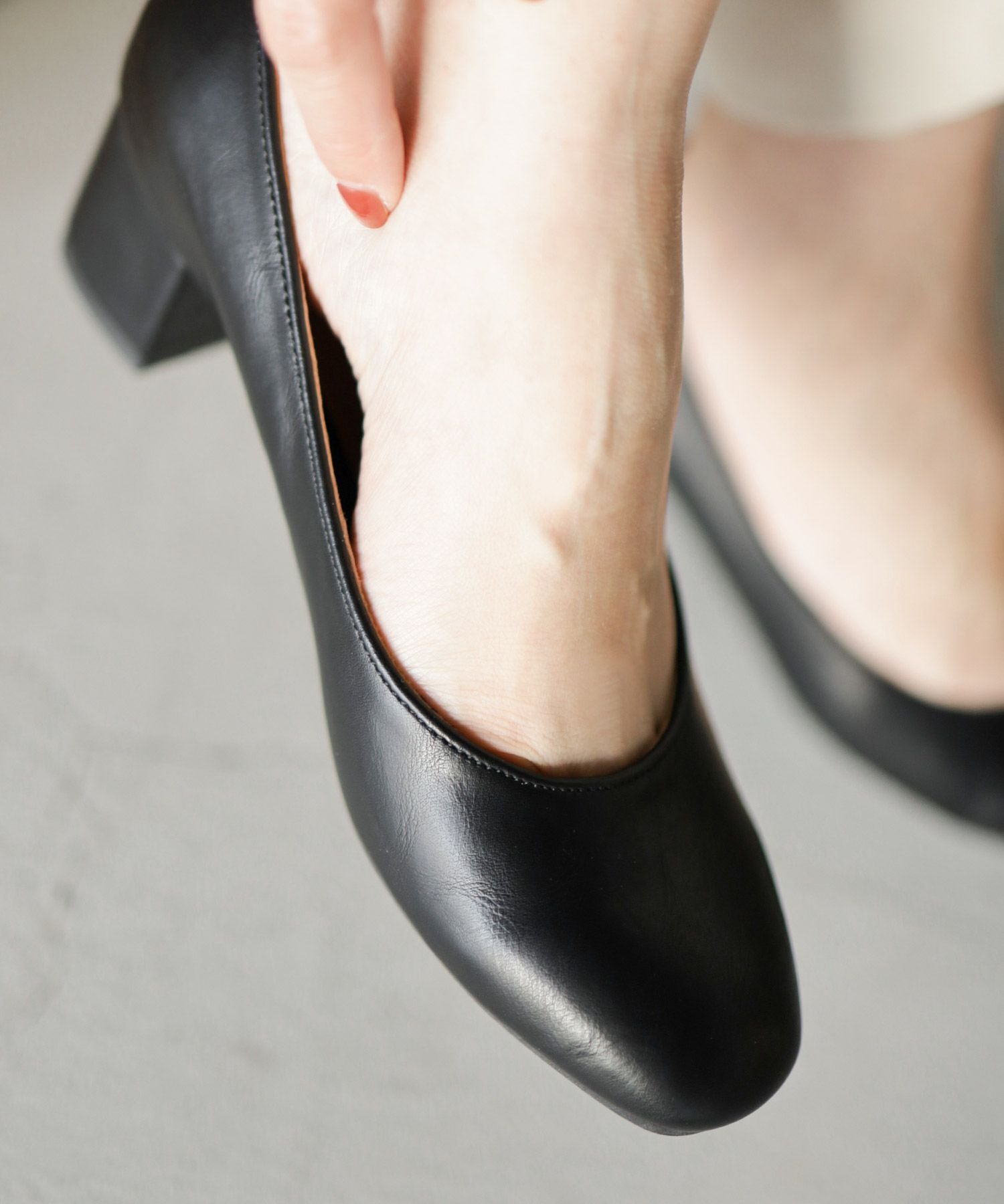 かかとがパカパカしにくい！スクエアトゥチャンキーヒールパンプス