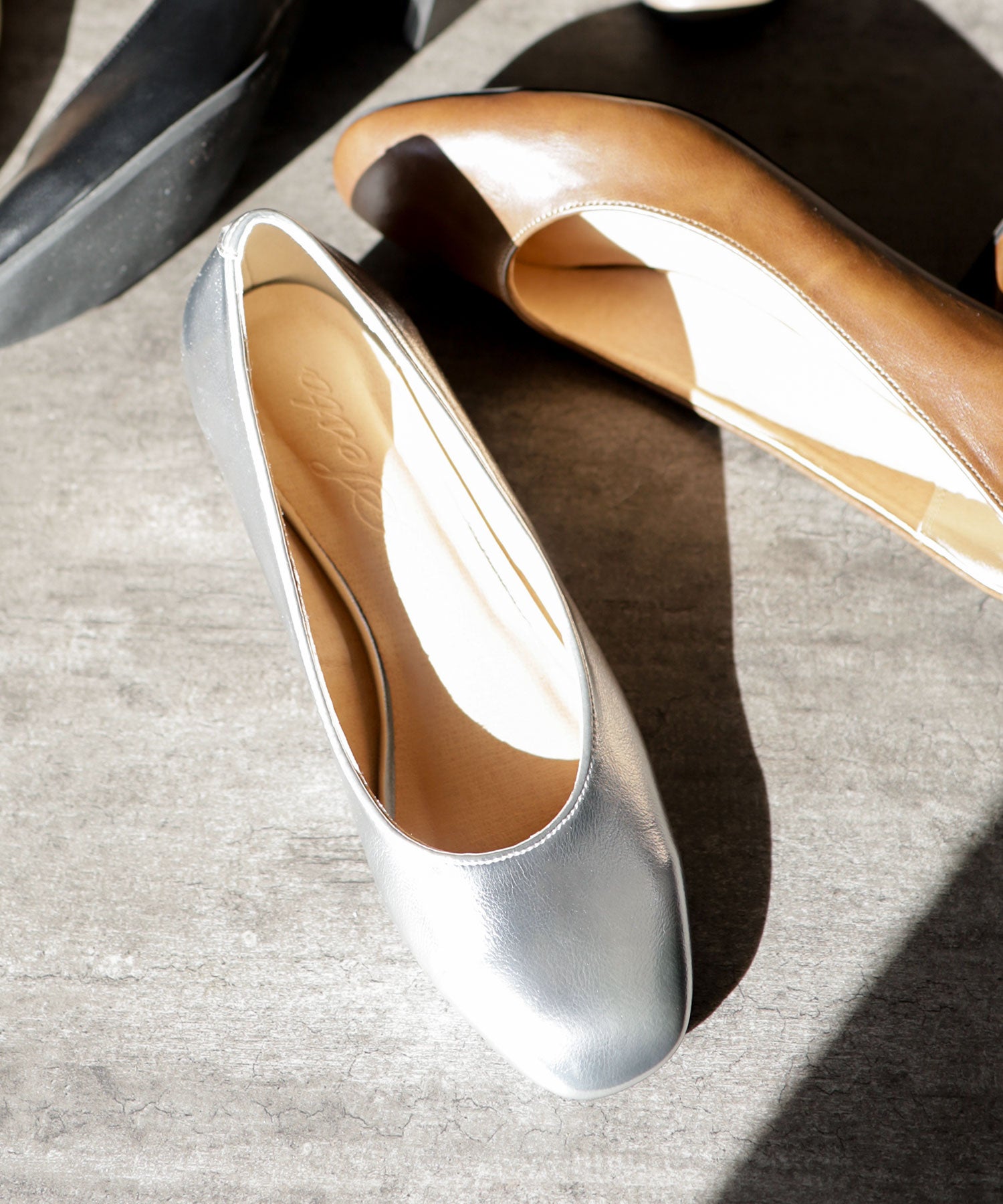 かかとがパカパカしにくい！スクエアトゥチャンキーヒールパンプス