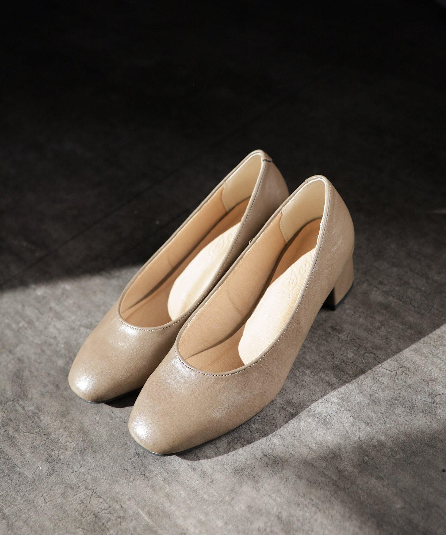 かかとがパカパカしにくい！スクエアトゥチャンキーヒールパンプス