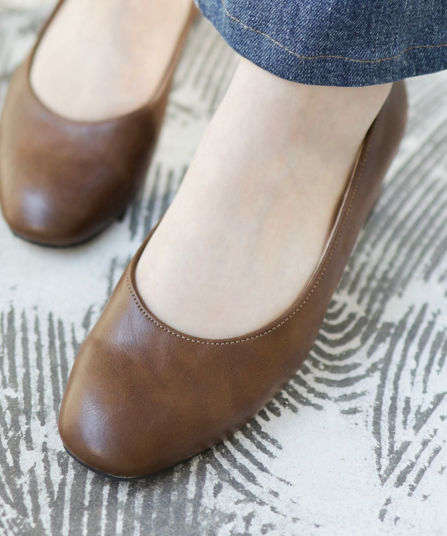 かかとがパカパカしにくい！スクエアトゥチャンキーヒールパンプス