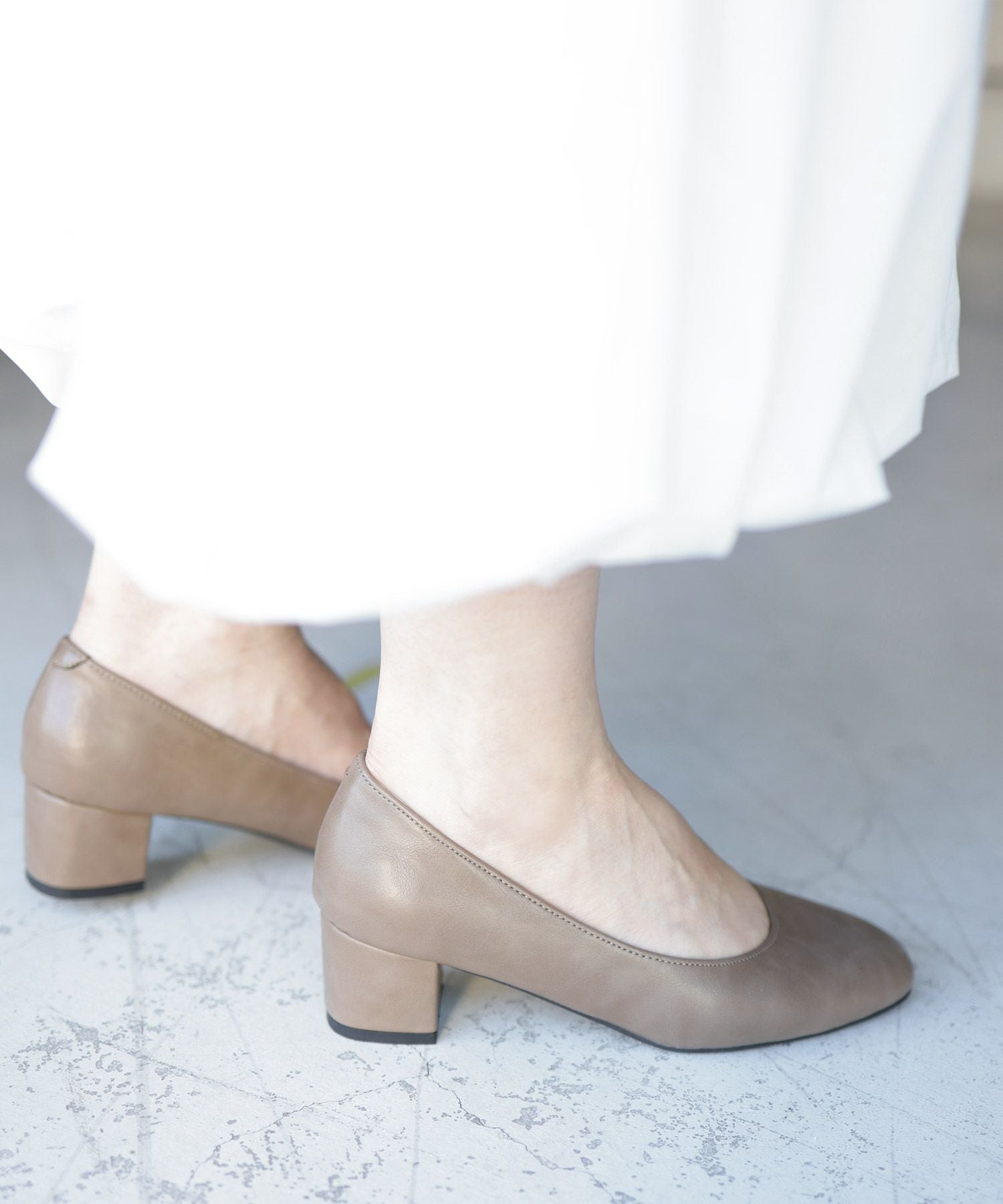 かかとがパカパカしにくい!スクエアトゥチャンキーヒールパンプス