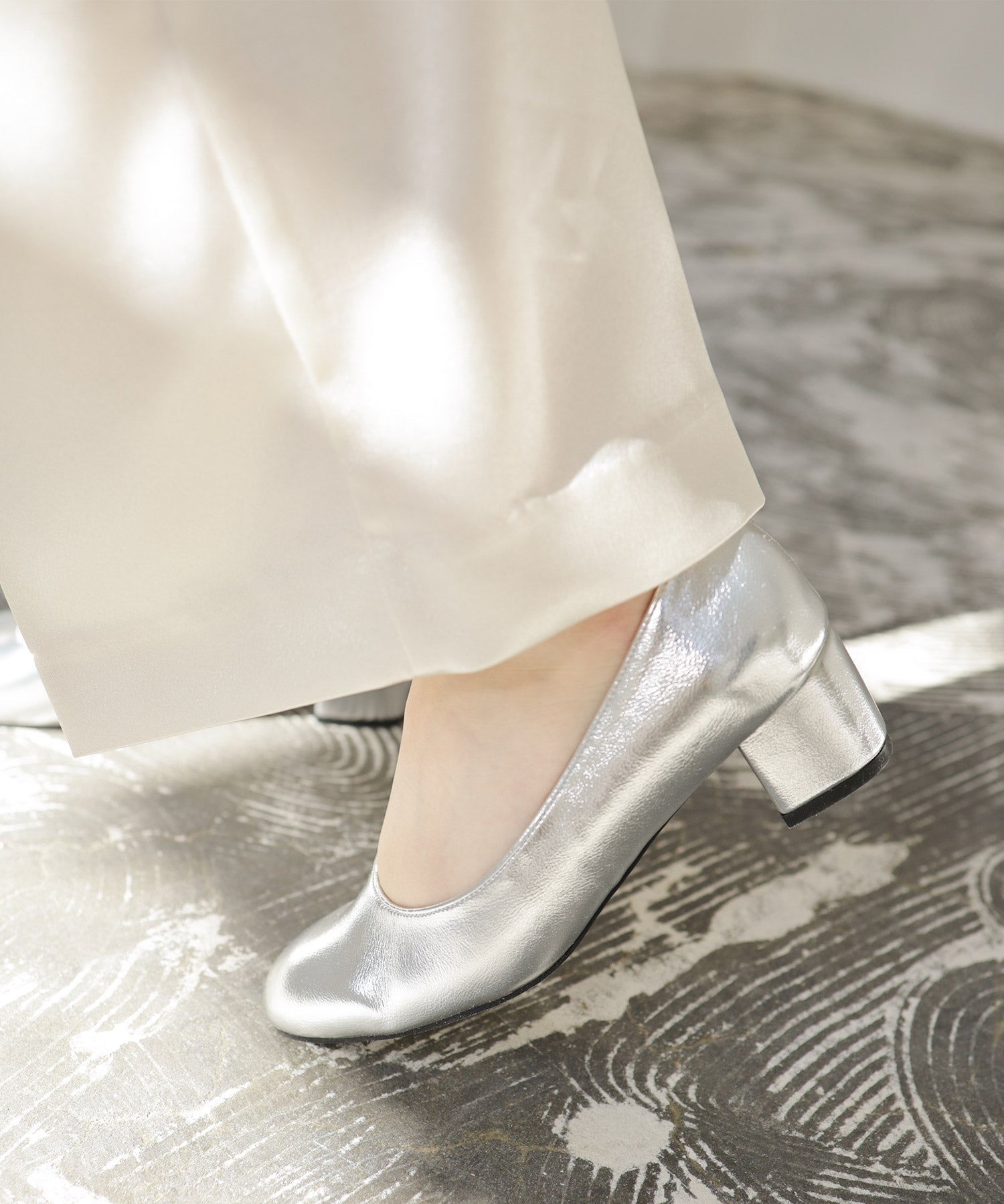 かかとがパカパカしにくい!スクエアトゥチャンキーヒールパンプス