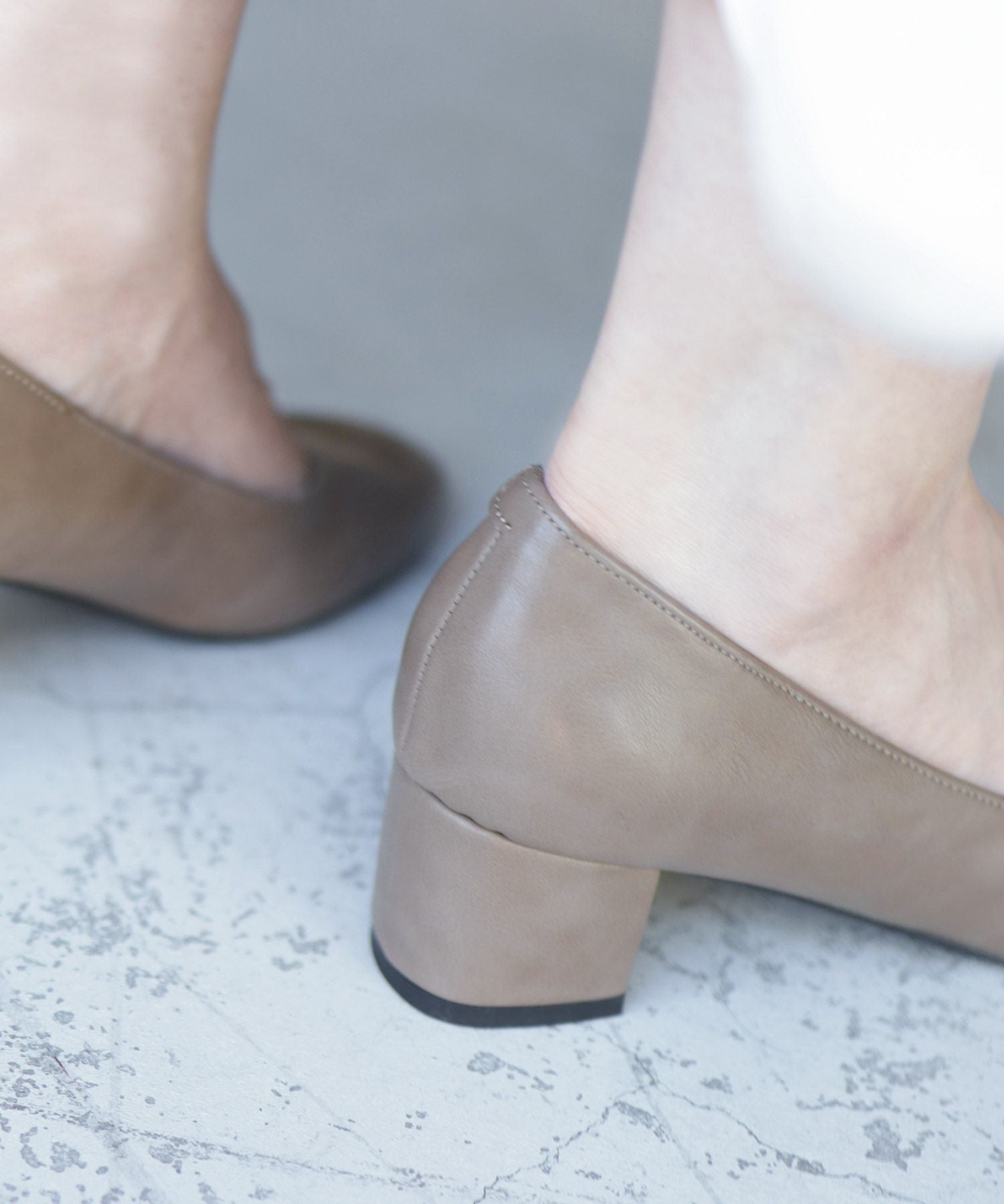 かかとがパカパカしにくい！スクエアトゥチャンキーヒールパンプス