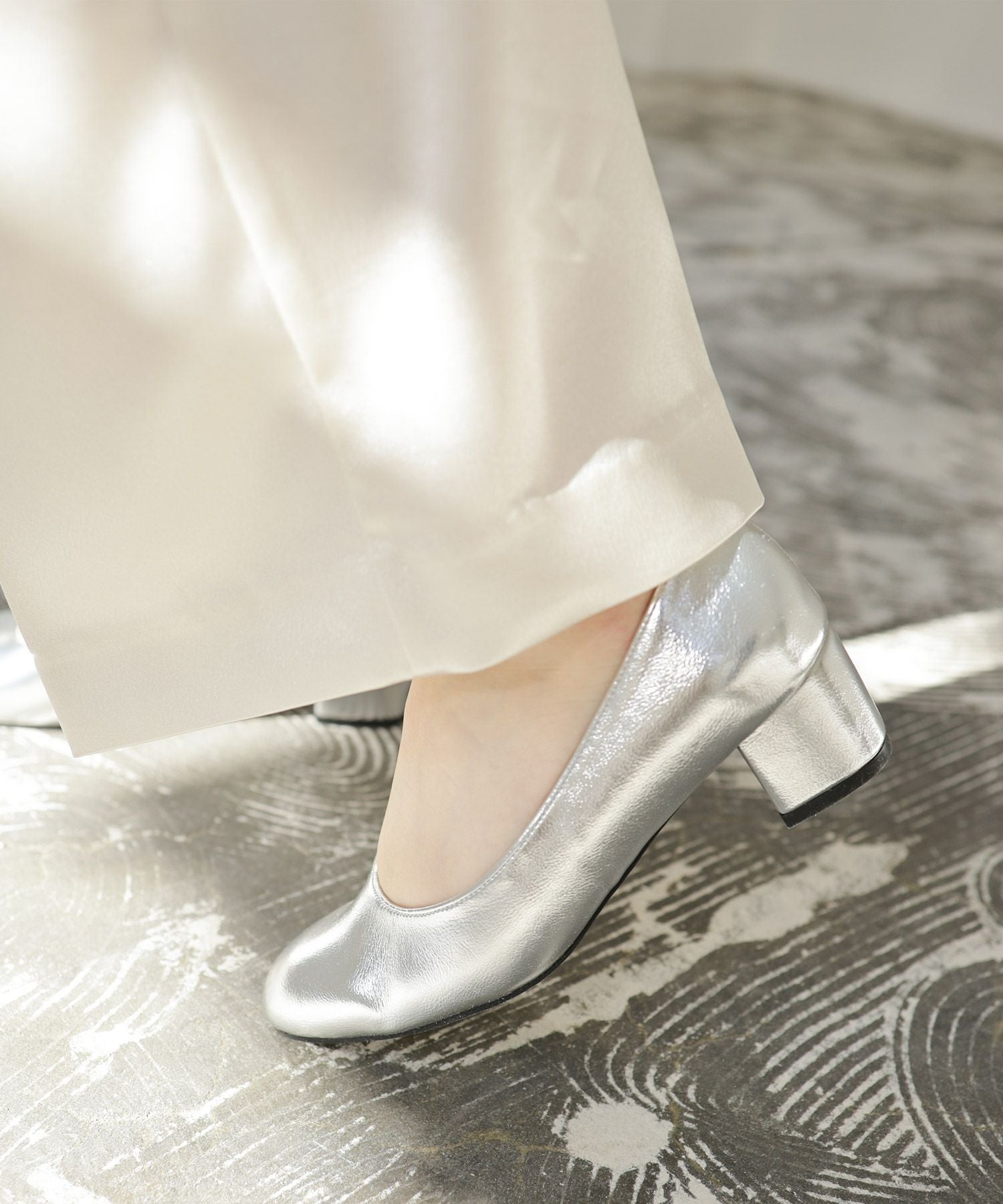 かかとがパカパカしにくい！スクエアトゥチャンキーヒールパンプス