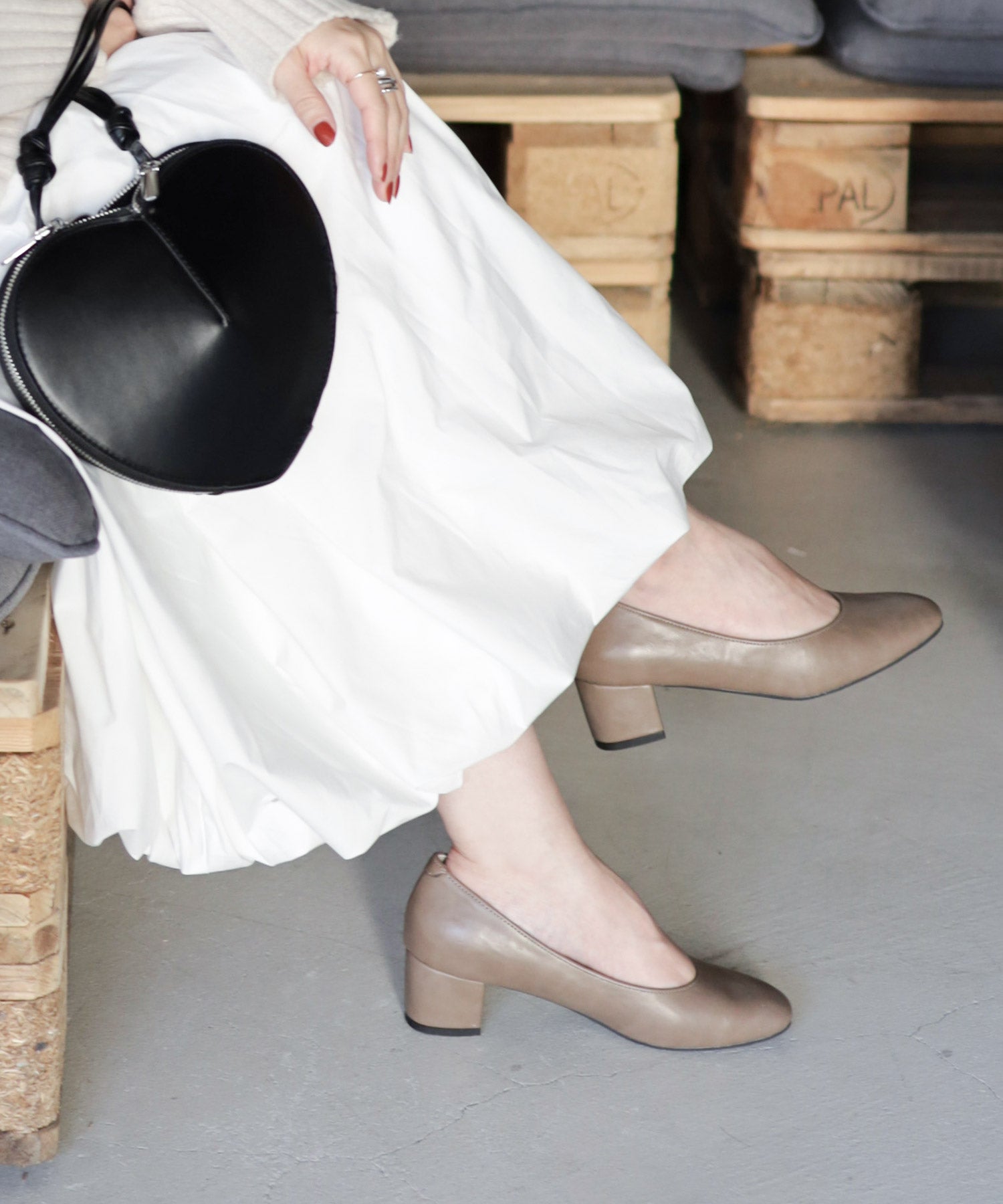 かかとがパカパカしにくい!スクエアトゥチャンキーヒールパンプス