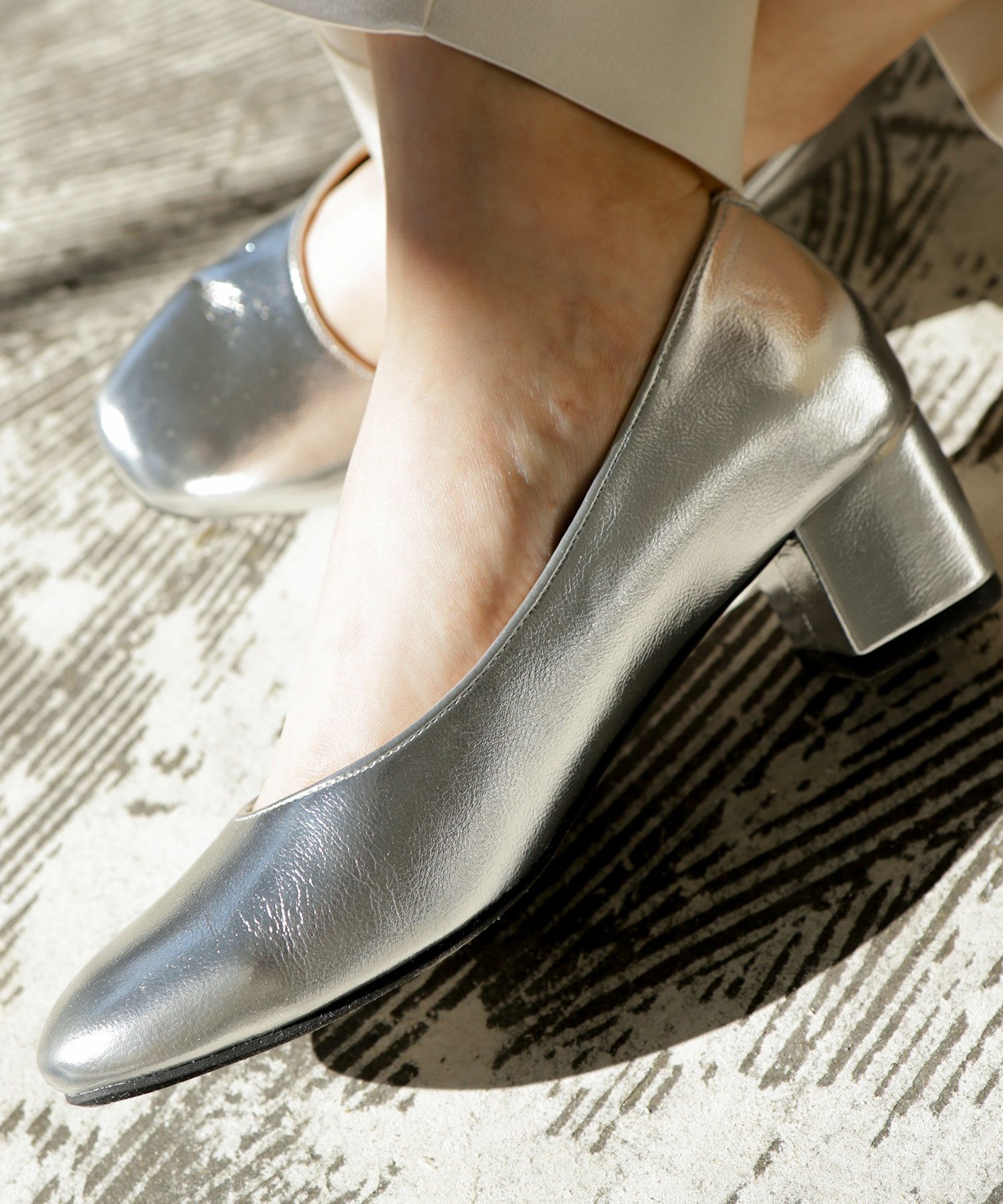 かかとがパカパカしにくい！スクエアトゥチャンキーヒールパンプス