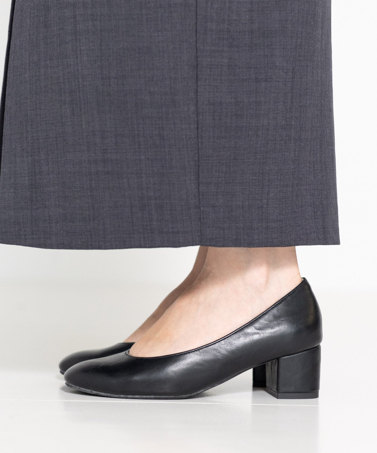 かかとがパカパカしにくい!スクエアトゥチャンキーヒールパンプス